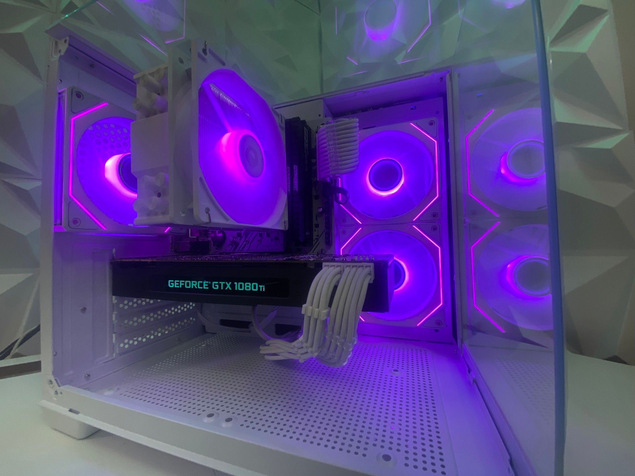 🎅🎅 White Elite Build – Ryzen 5 3600 + GTX 1080 Ti 11GB | 1080p/1440p High FPS Ready