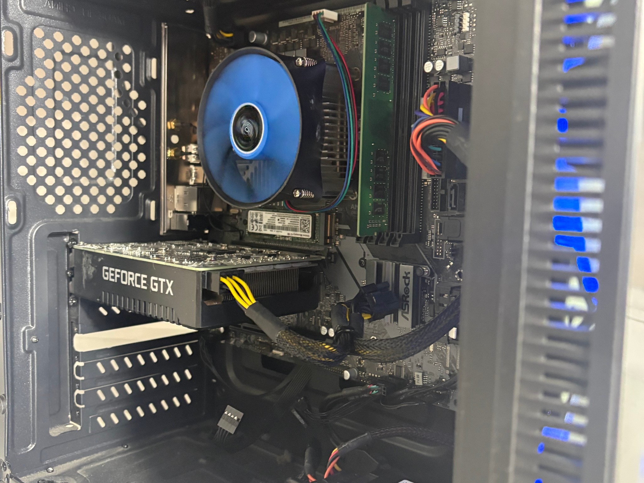 iBuyPower Gaming PC - Intel Core i5 9400F, GTX 1660, 16GB DDR4, 512GB SSD