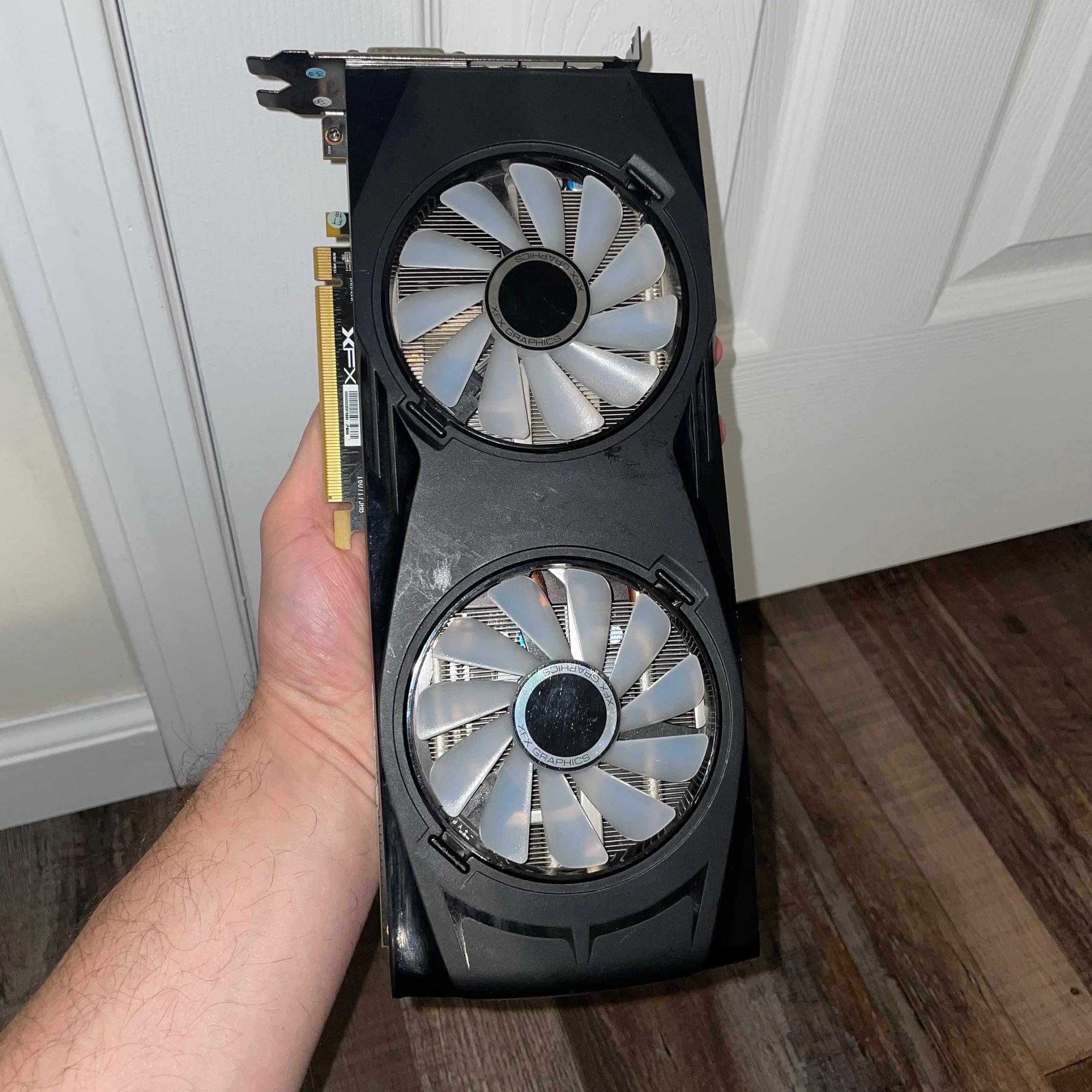Red LED XFX Rx 580 8gb