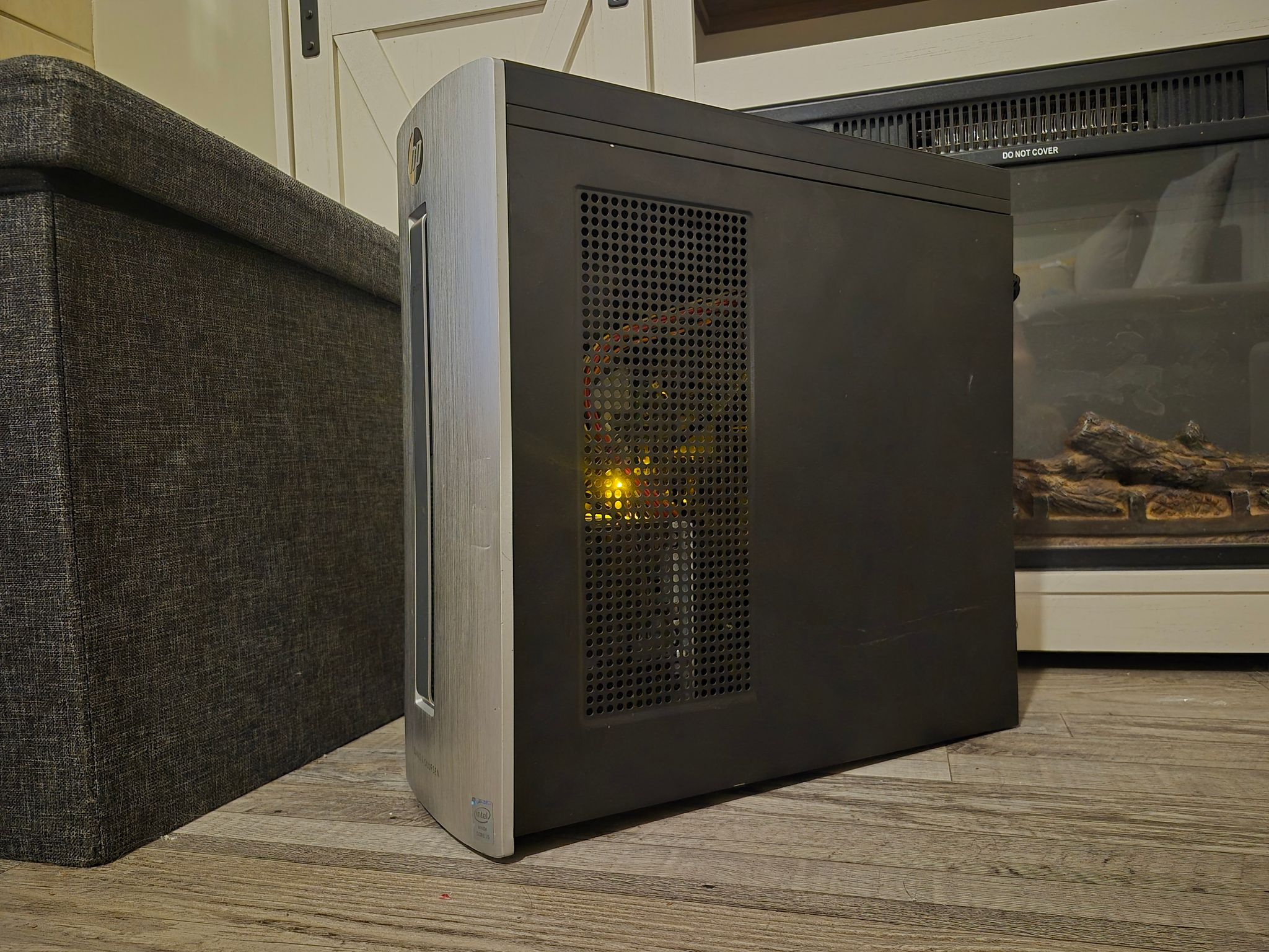 Scratch and Dent| 4 Core Xeon, 12GB RAM, 256GB SSD, R5 340 1GB