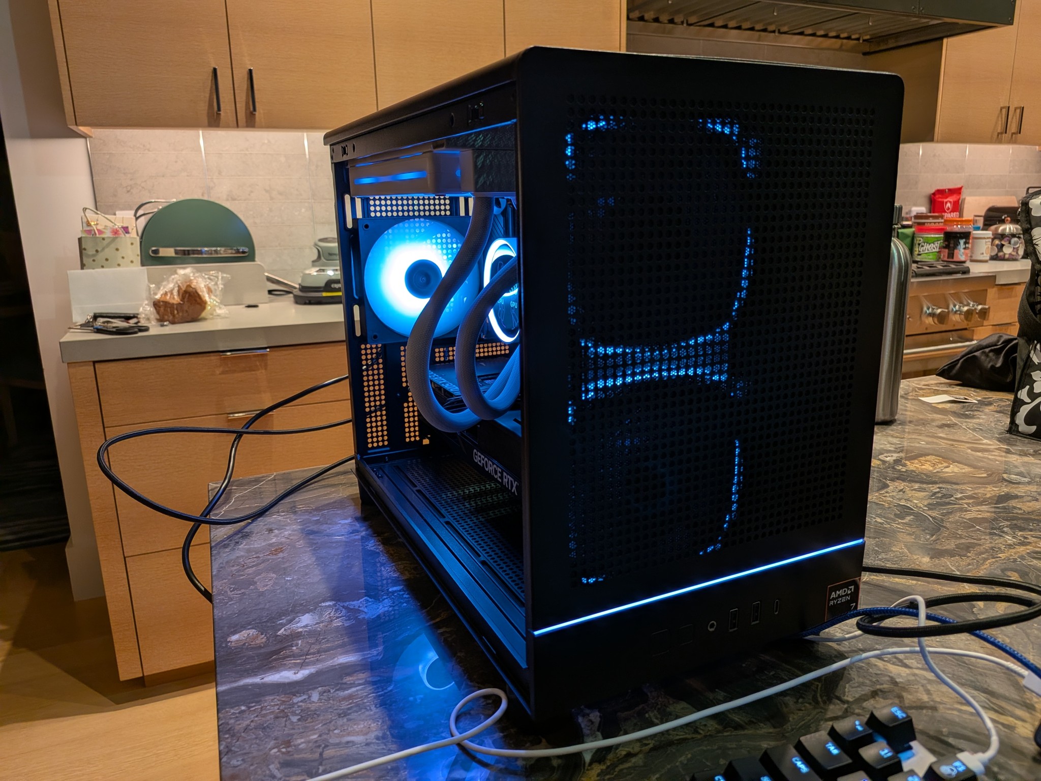 4K Tuxedo - RTX 5070 Ti, Ryzen 7 9800X3D, 32 GB DDR5, 2 TB Gen 4 NVME, RGB, Liquid Cooled