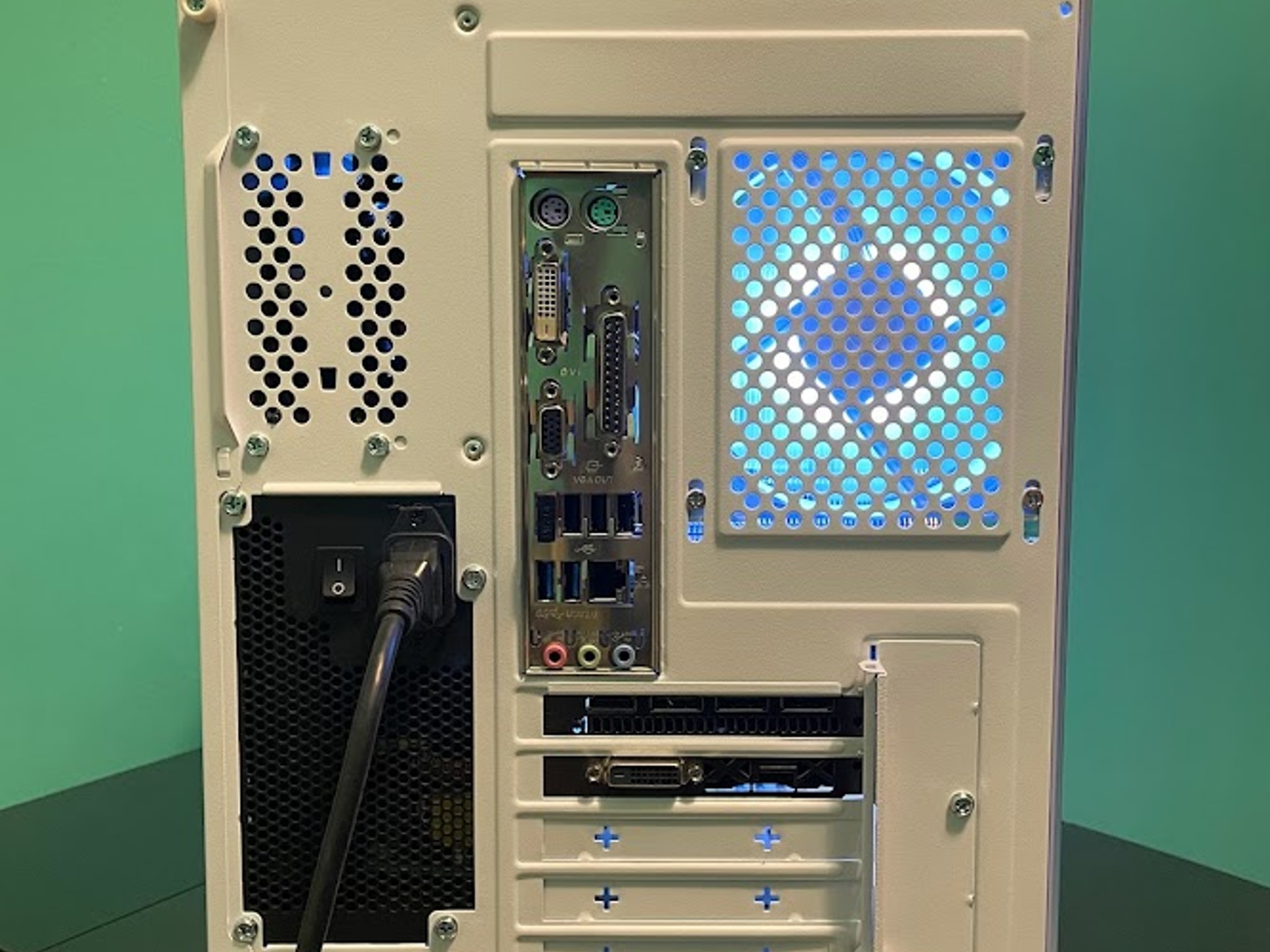 CLEAN White Gaming PC| Intel i5 / Amd RX580 / 8GB / 500GB SSD Win 10 Pro WiFi