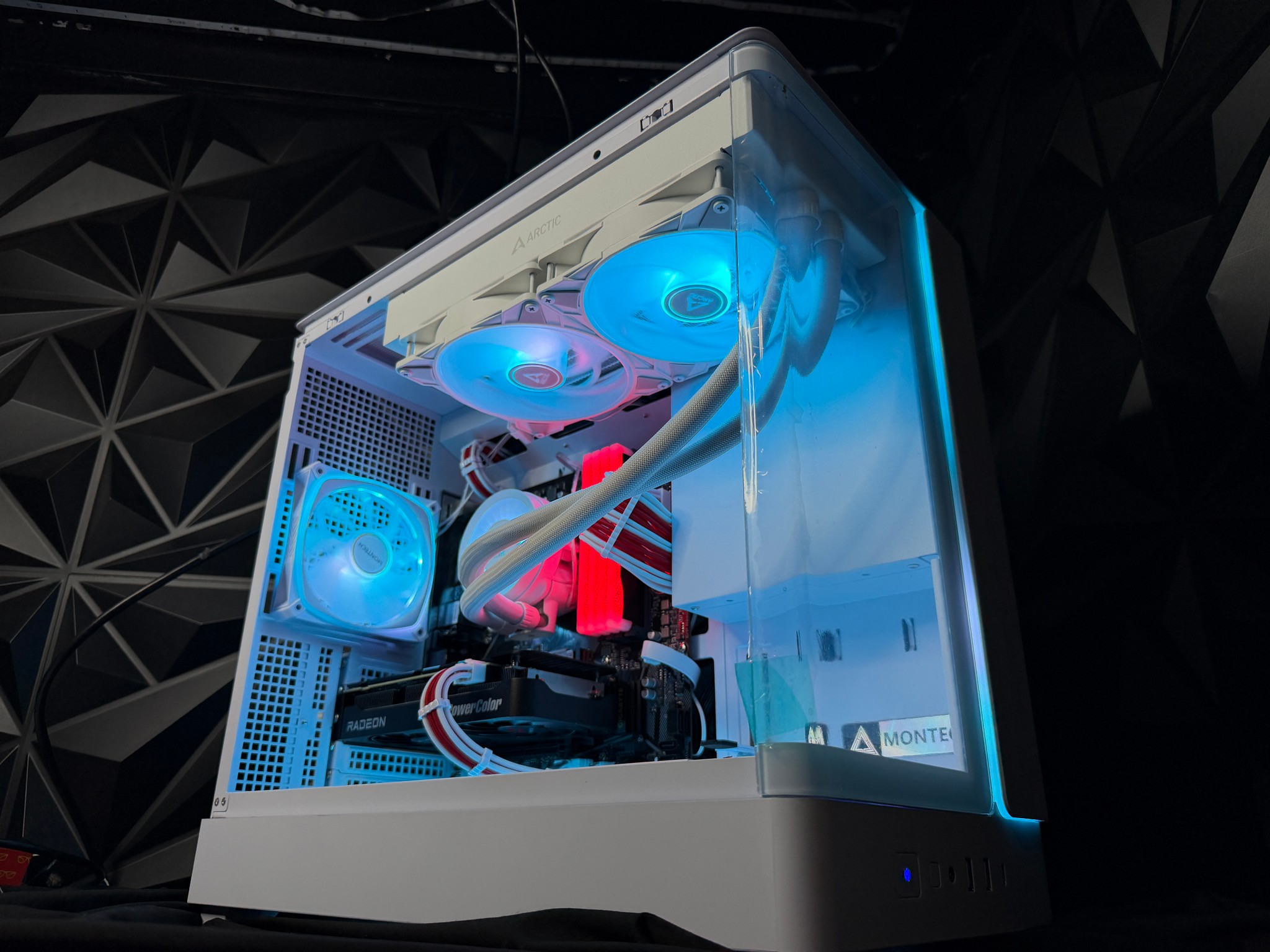 🩸❄️ BLOOD ICE ❄️🩸Ryzen 5 5600X3D| RX 9060XT 16 GB | 32 GB DDR4| 1.25 TB NVMe|750W Gold PSU