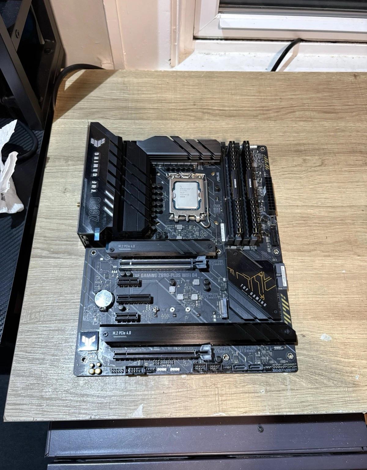 i7-12700k, 2x32GB DDR4 3600MHZ, Z-690 WIFI D4