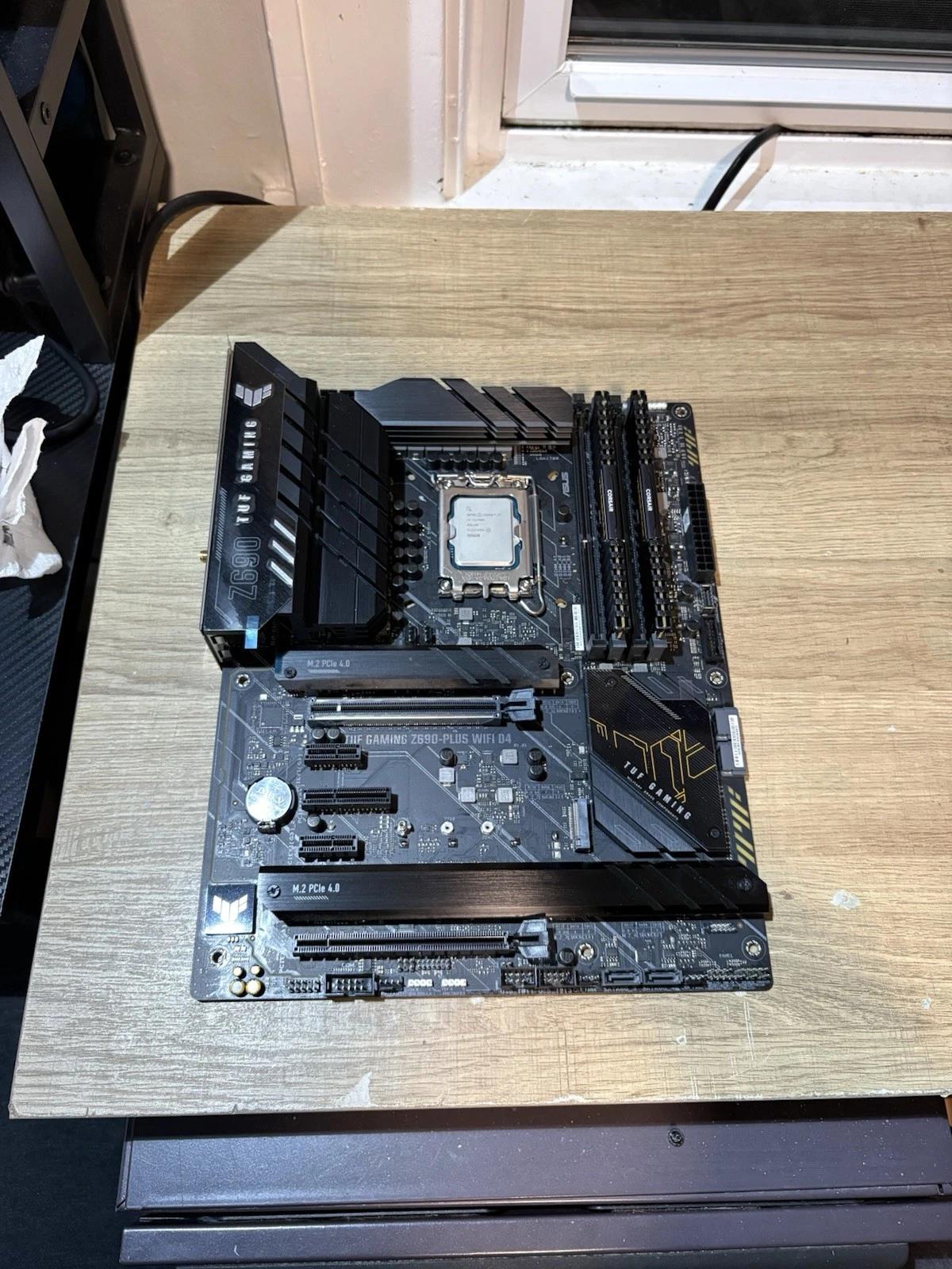 i7-12700k, 2x32GB DDR4 3600MHZ, Z-690 WIFI D4