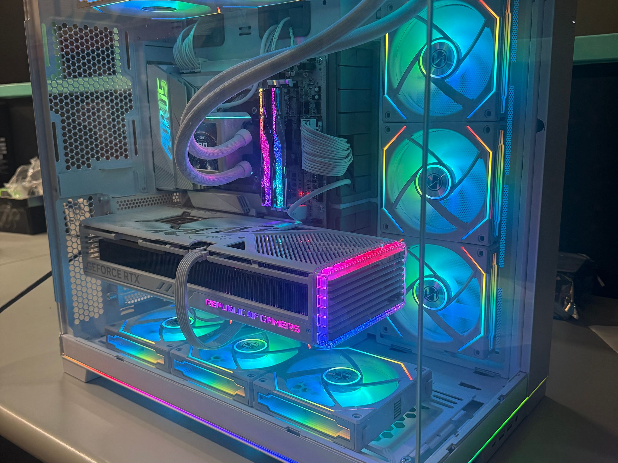 White RTX 4090 Gaming PC | Ryzen 9 7950X3D | 32GB DDR5 | 2TB SSD