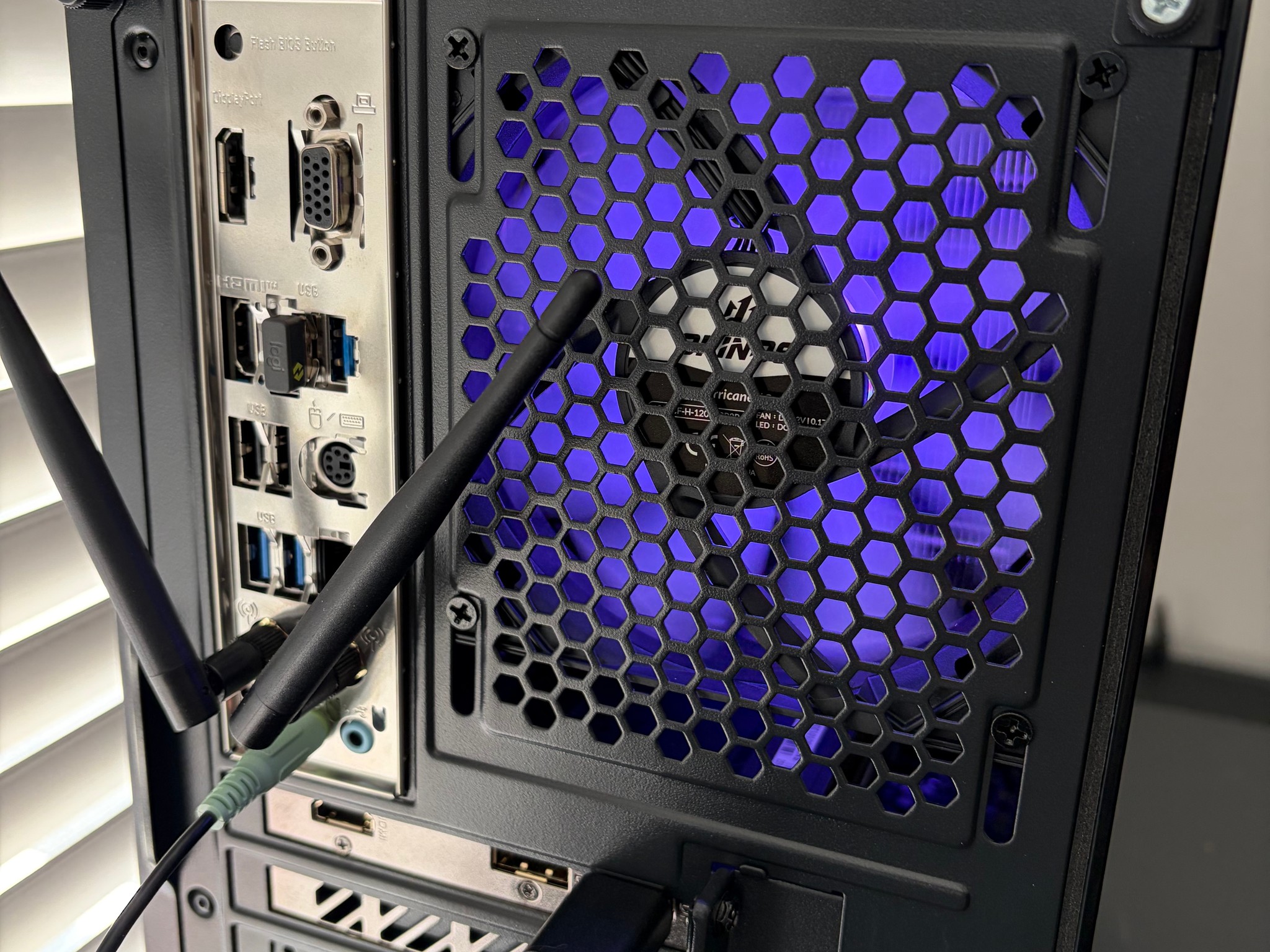 RX 9060 XT 16GB | Ryzen 7 5700X | 32GB RAM | 1.5TB NVMe | Wi-Fi | ARGB
