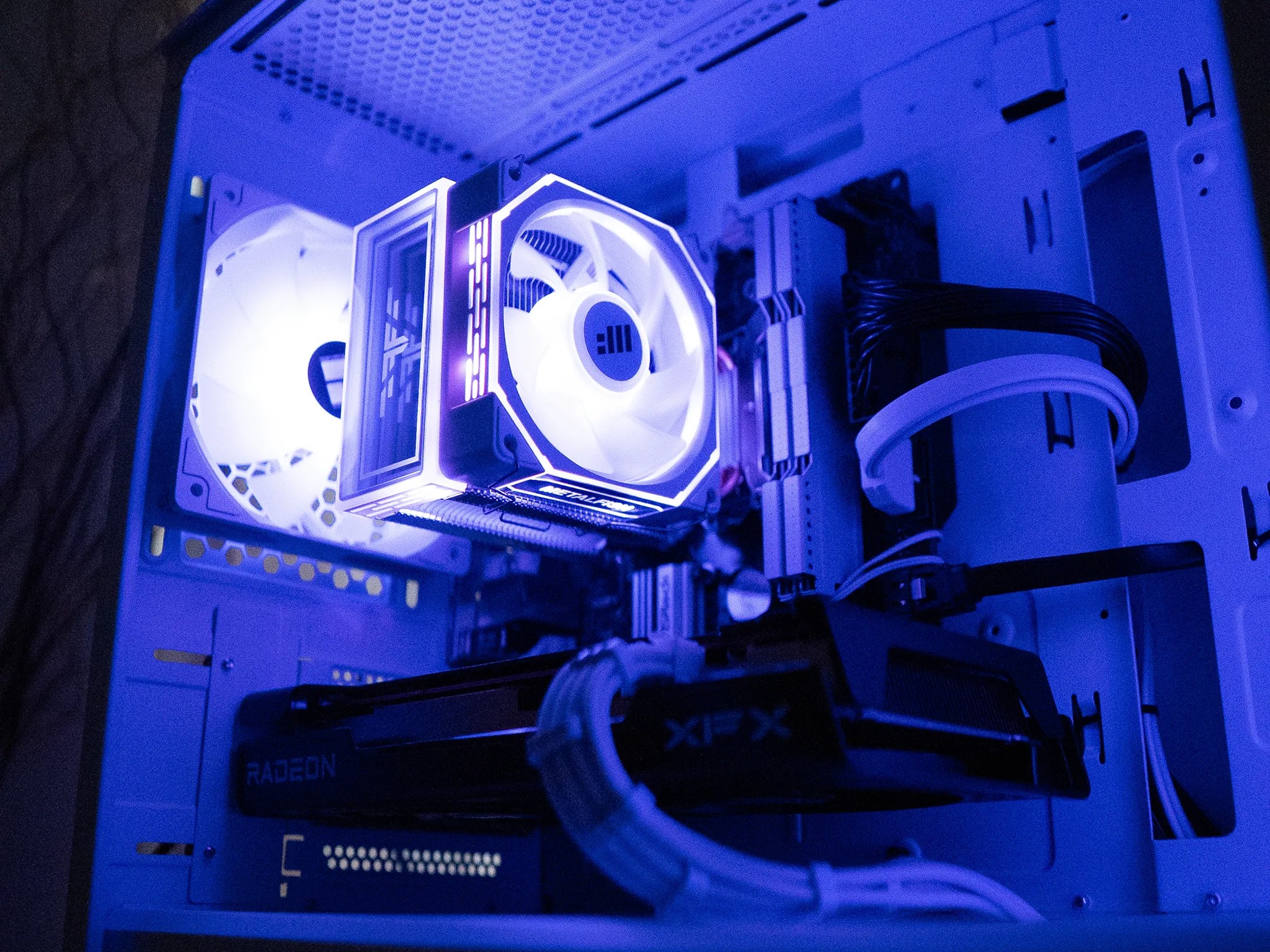 🌨🌨 | RX 7600 8GB | INTEL i7 9700 | 16GB DDR4 RAM | 1.25TB Storage | Arctic Snow 3.0