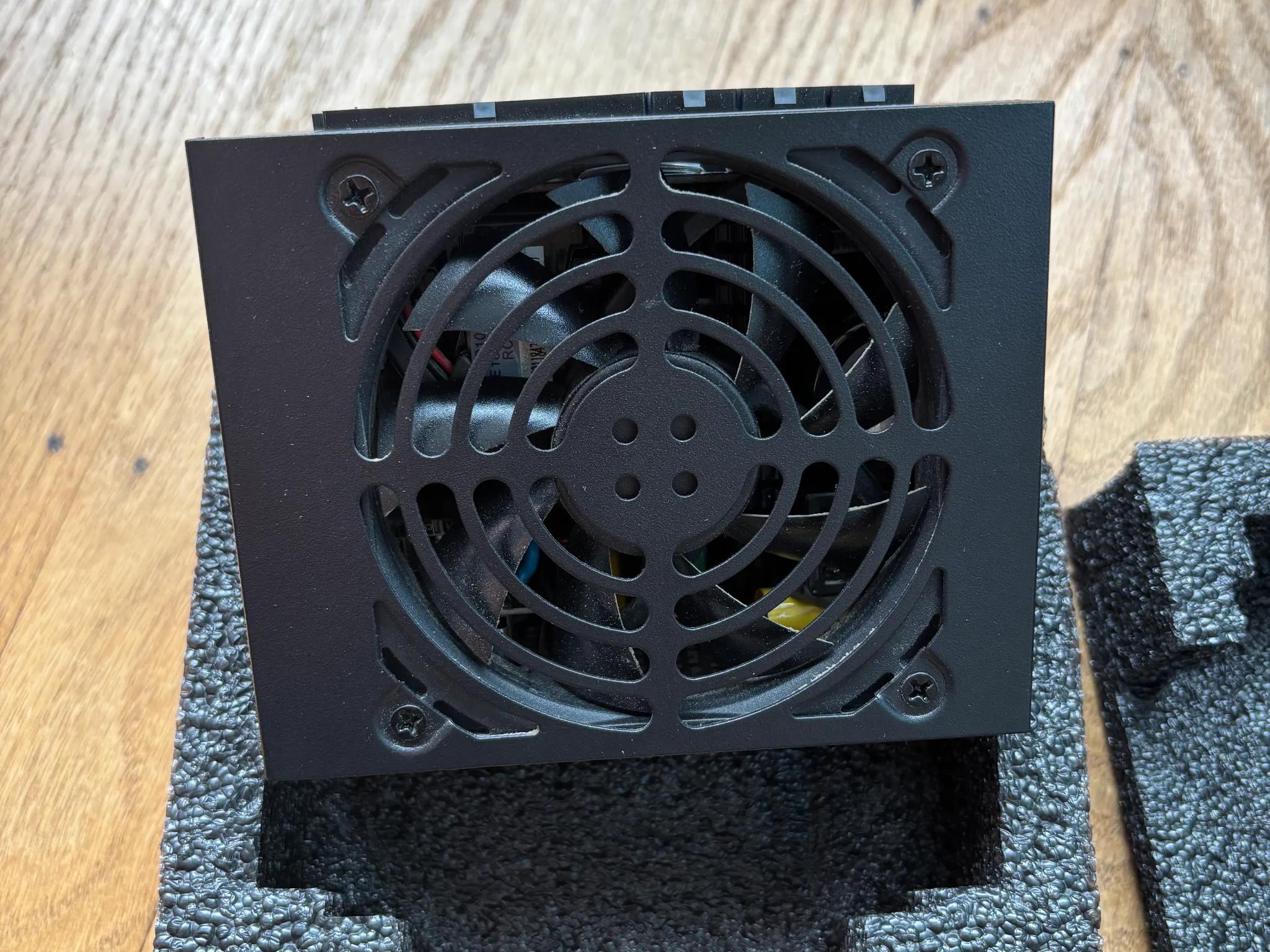 700W 80+ Platinum SFX PSU with all its cables