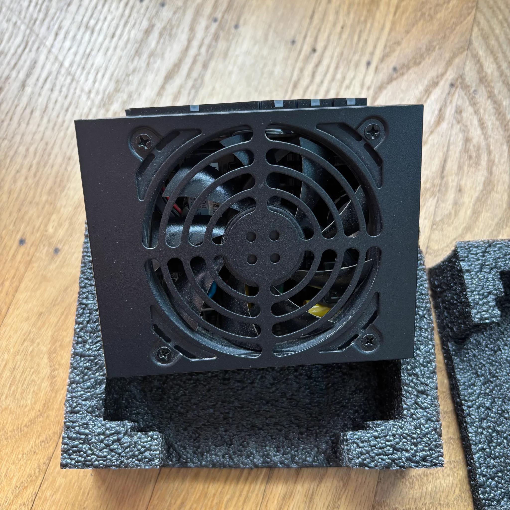 700W 80+ Platinum SFX PSU with all its cables