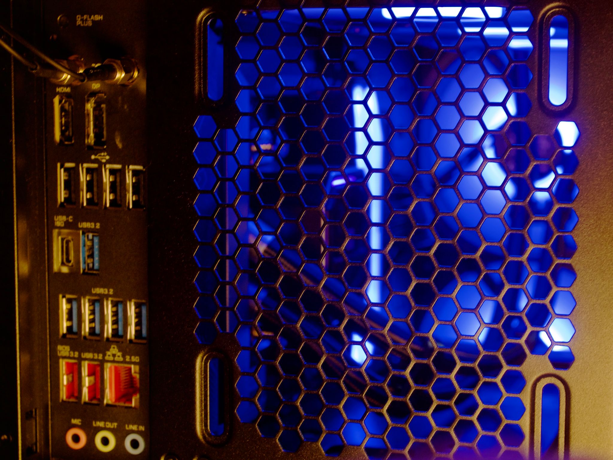 PURE PERFORMANCE PC | RTX 4080 | Ryzen 7 9700X  | 32GB DDR5 | 1 TB | Windows 11 Pro