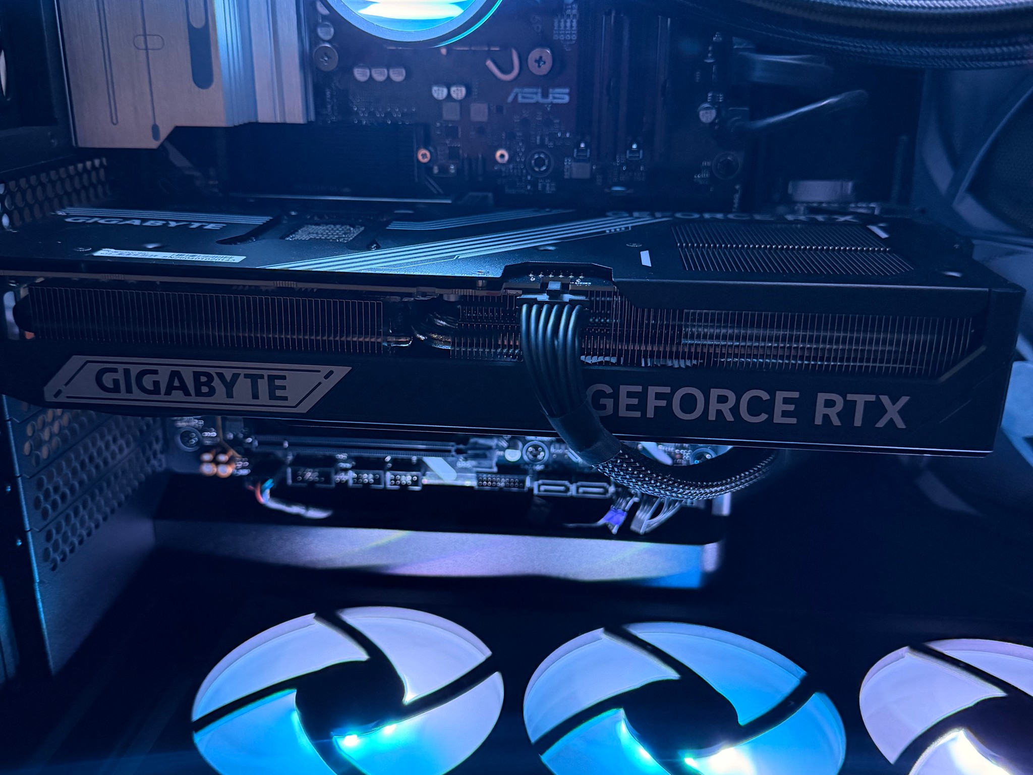 GIGABYTE GeForce RTX 5080 WINDFORCE OC SFF 16G