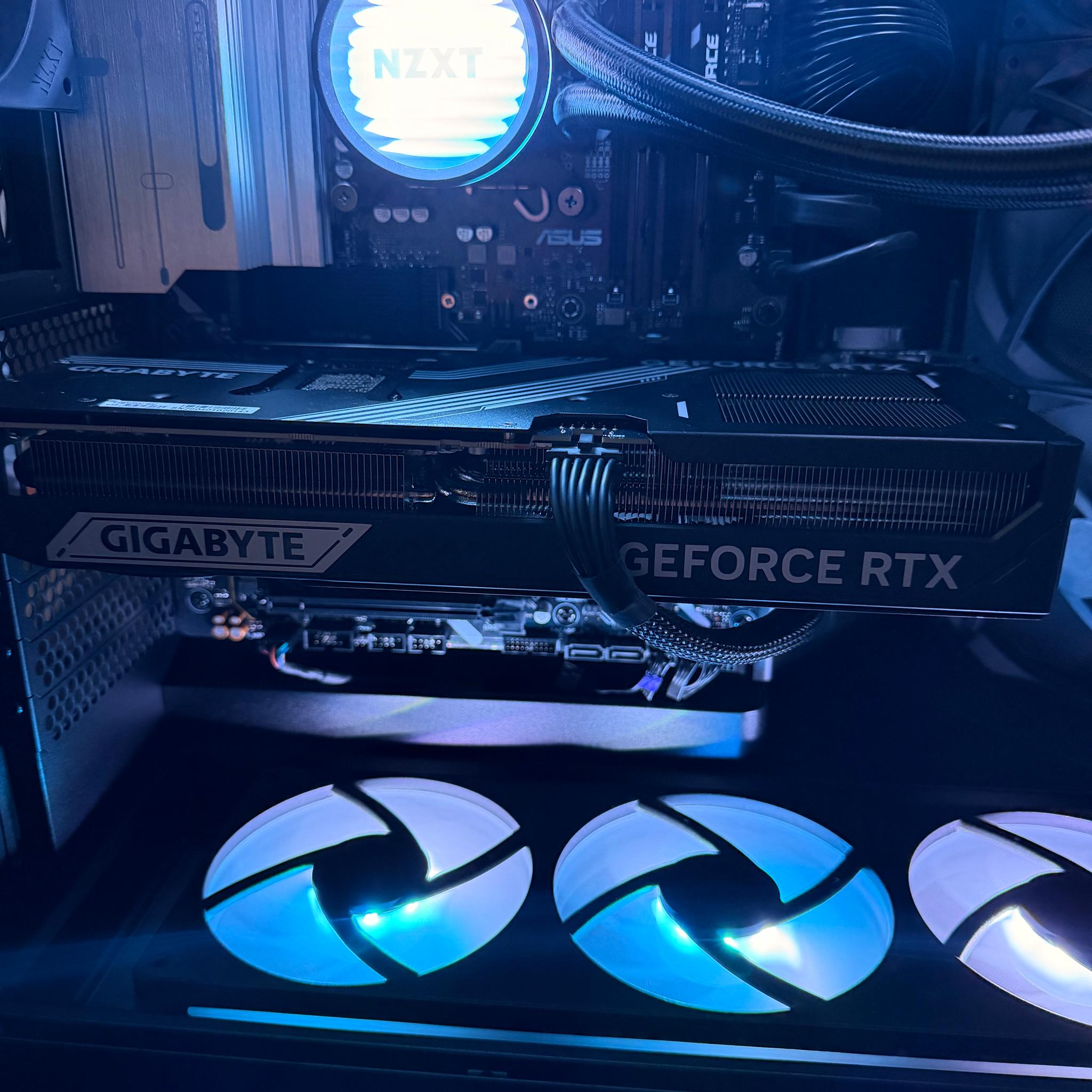 GIGABYTE GeForce RTX 5080 WINDFORCE OC SFF 16G