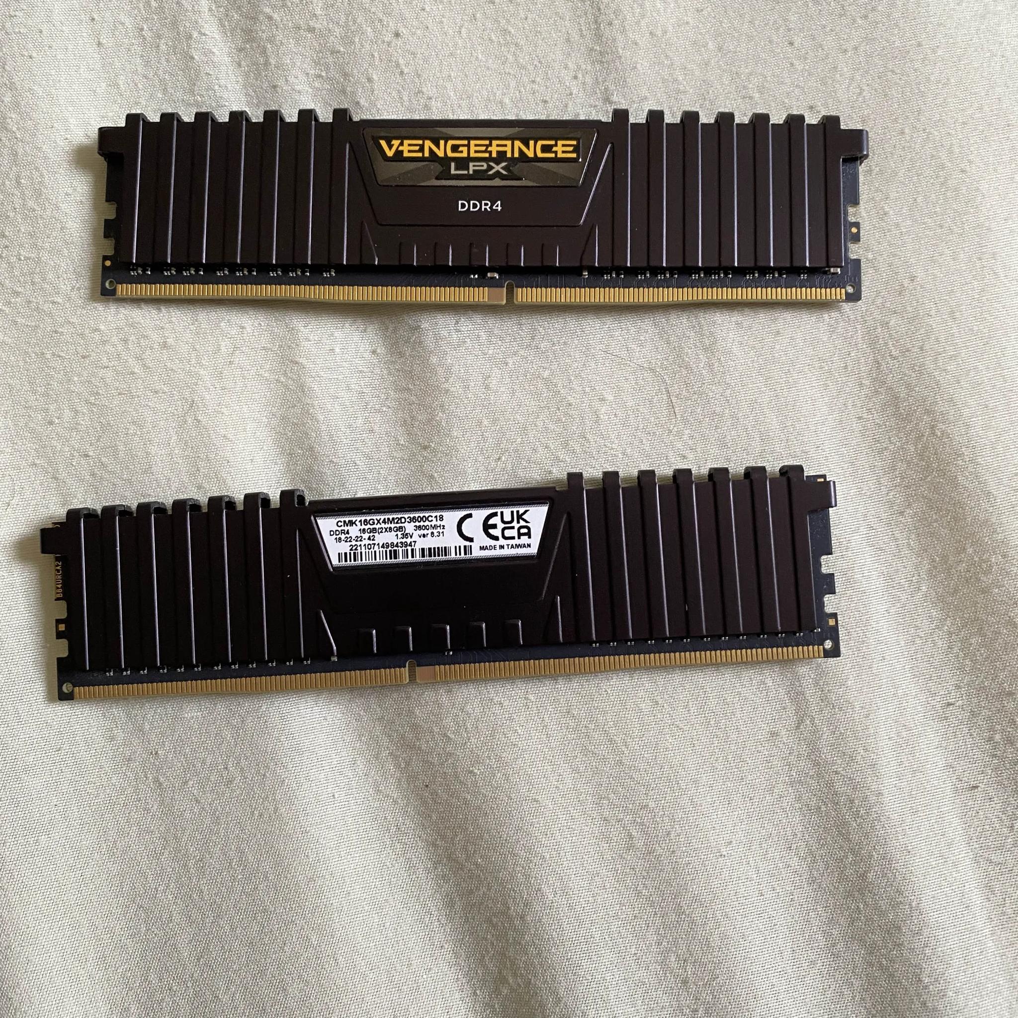 CORSAIR VENGEANCE® LPX 16GB (2 x 8GB) DDR4 DRAM 3000MHz C15 Memory Kit - Black