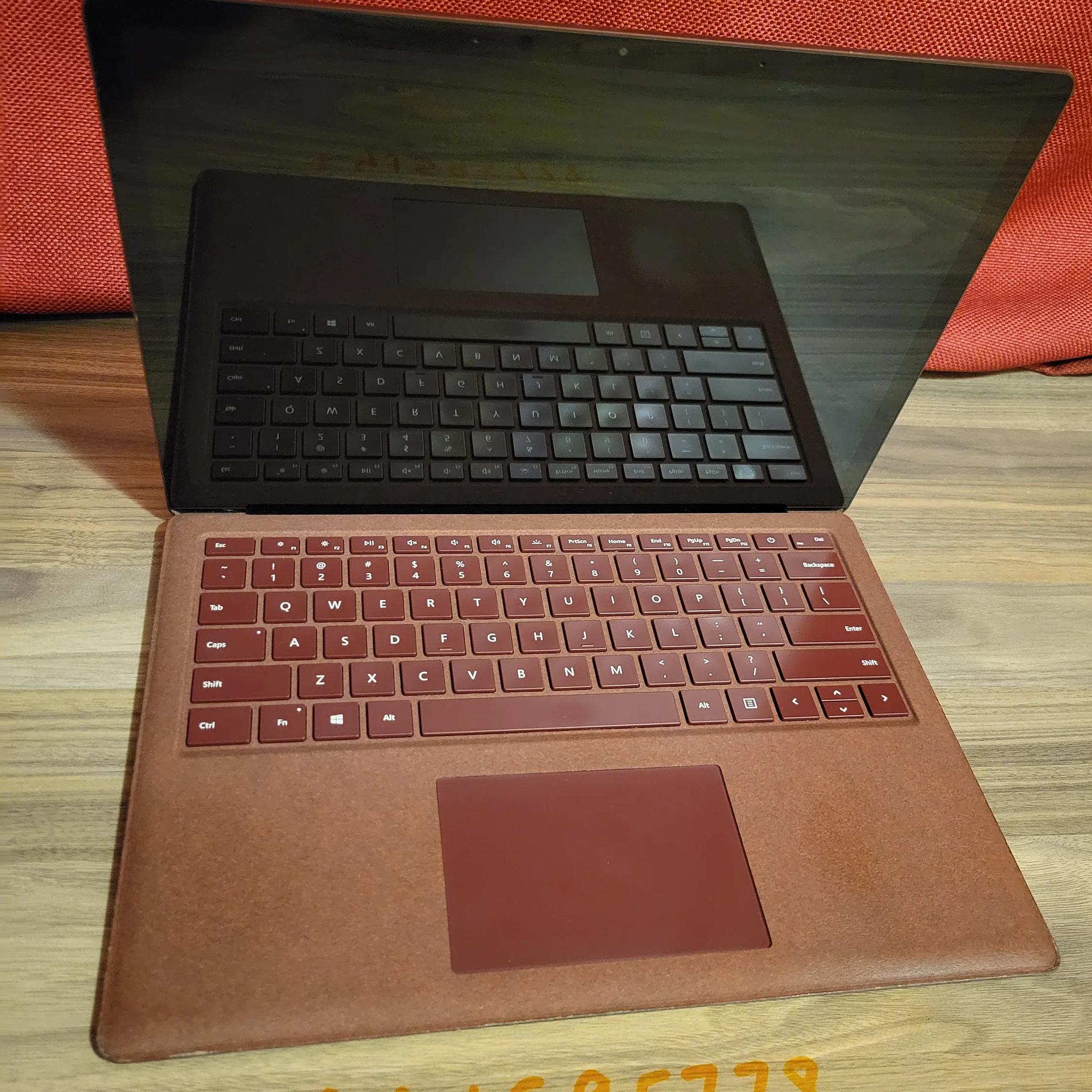 Microsoft Surface Laptop 2 - intel i7 - 256gb ssd - 13.5" 2k Touch Screen