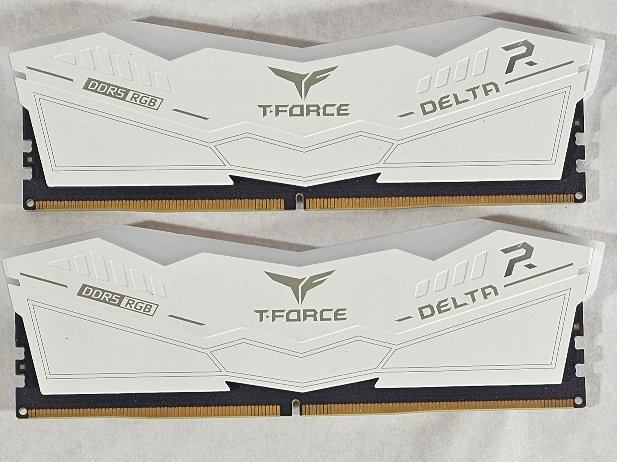 32GB DDR5 (2x16GB) CL40 5200MHz White RGB T-FORCE DELTA R