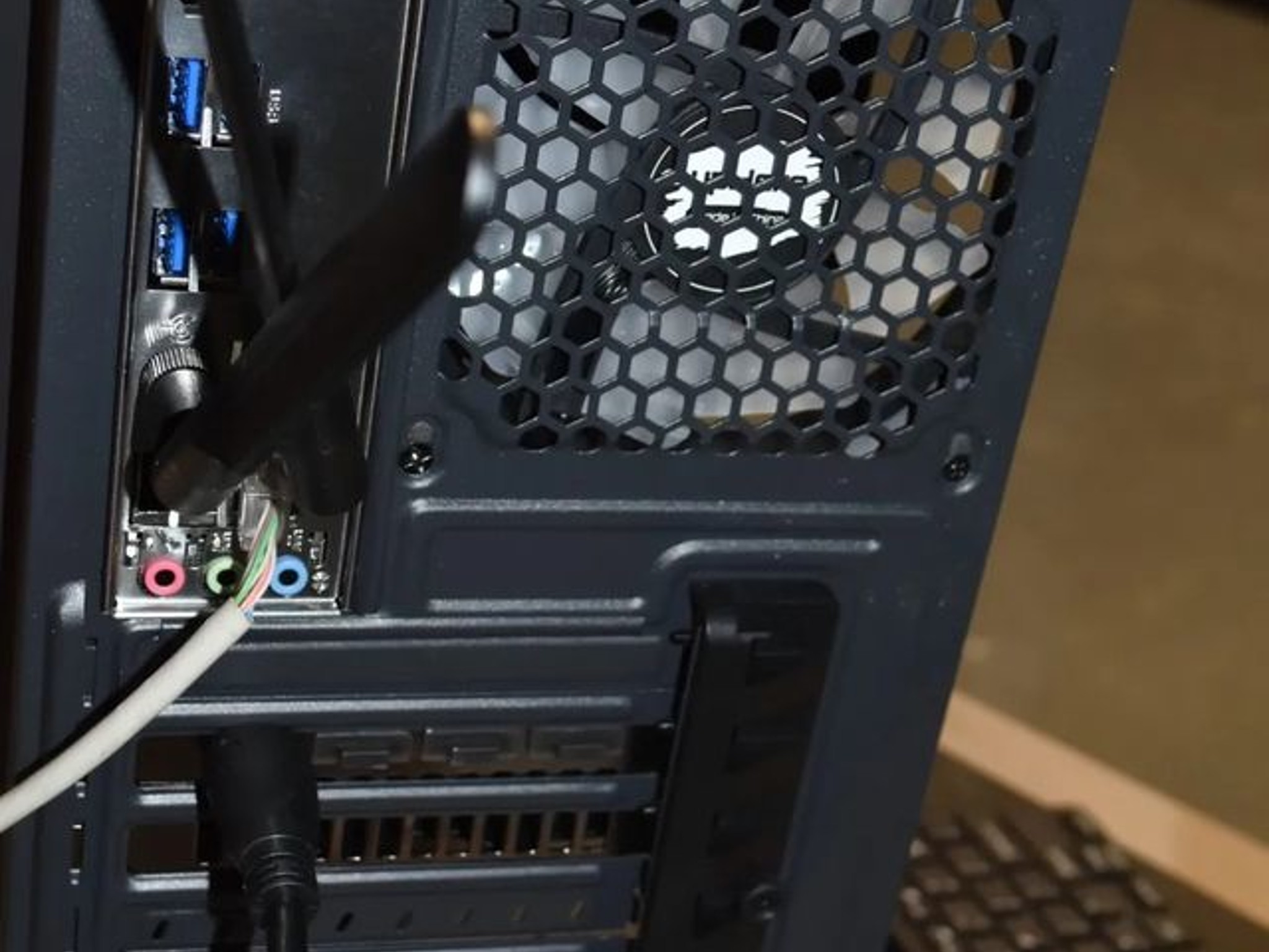 GAMING PC RYZEN 3600 RX5500 XT ram 16gb 1TB NVME +SREAKERS +WIRELESS KEYBOARD &MOUSE RGB CASE PLUS