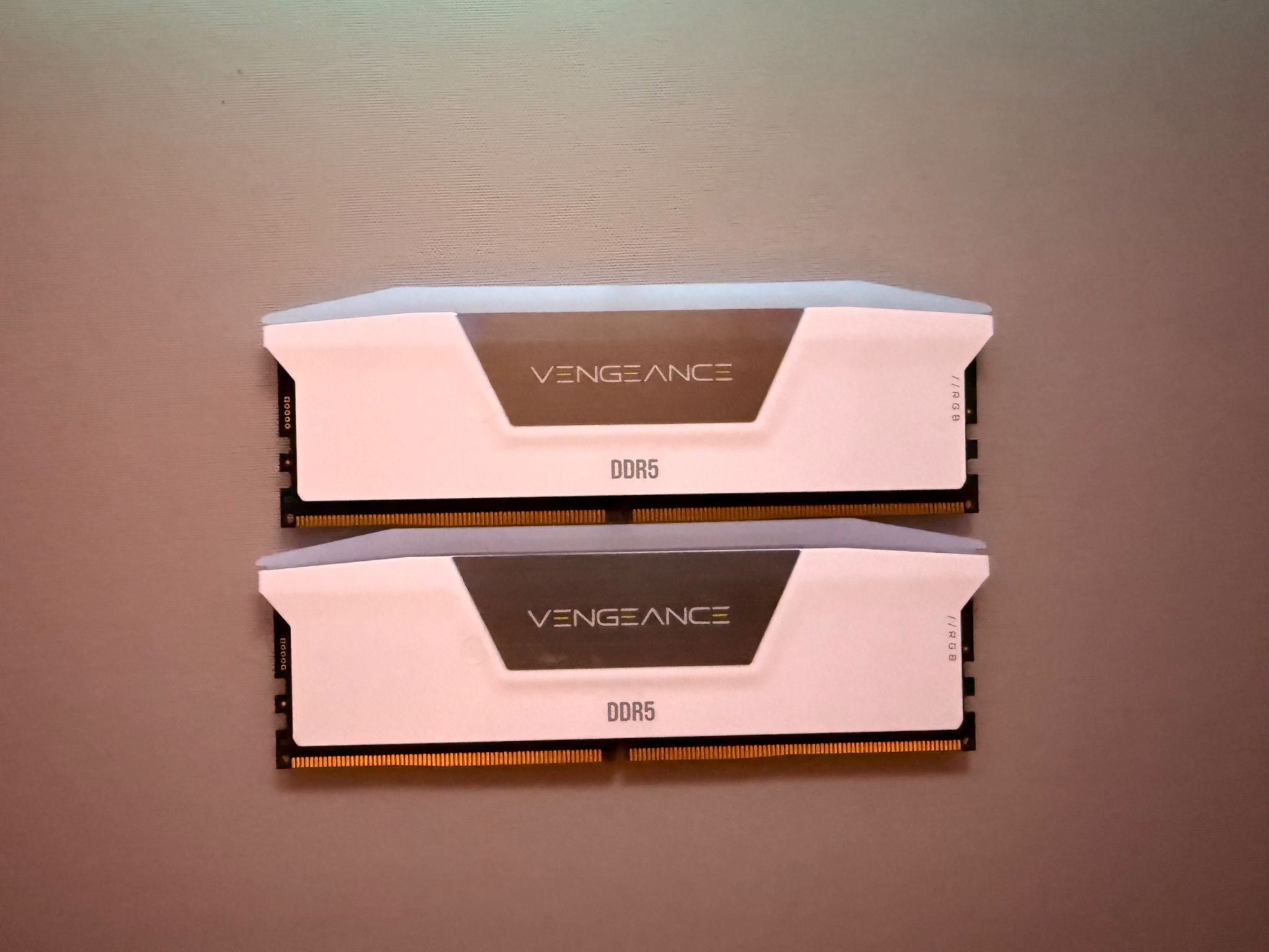 WHITE RGB CORSAIR VENGEANCE DDR5 RAM 32GB (2x16GB) 6000MHz XMP