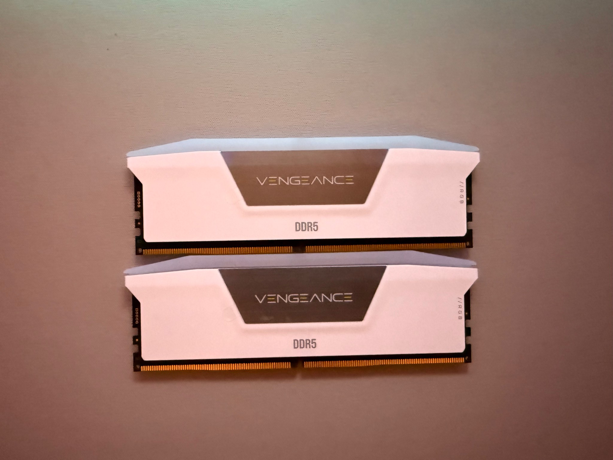 WHITE RGB CORSAIR VENGEANCE DDR5 RAM 32GB (2x16GB) 6000MHz XMP