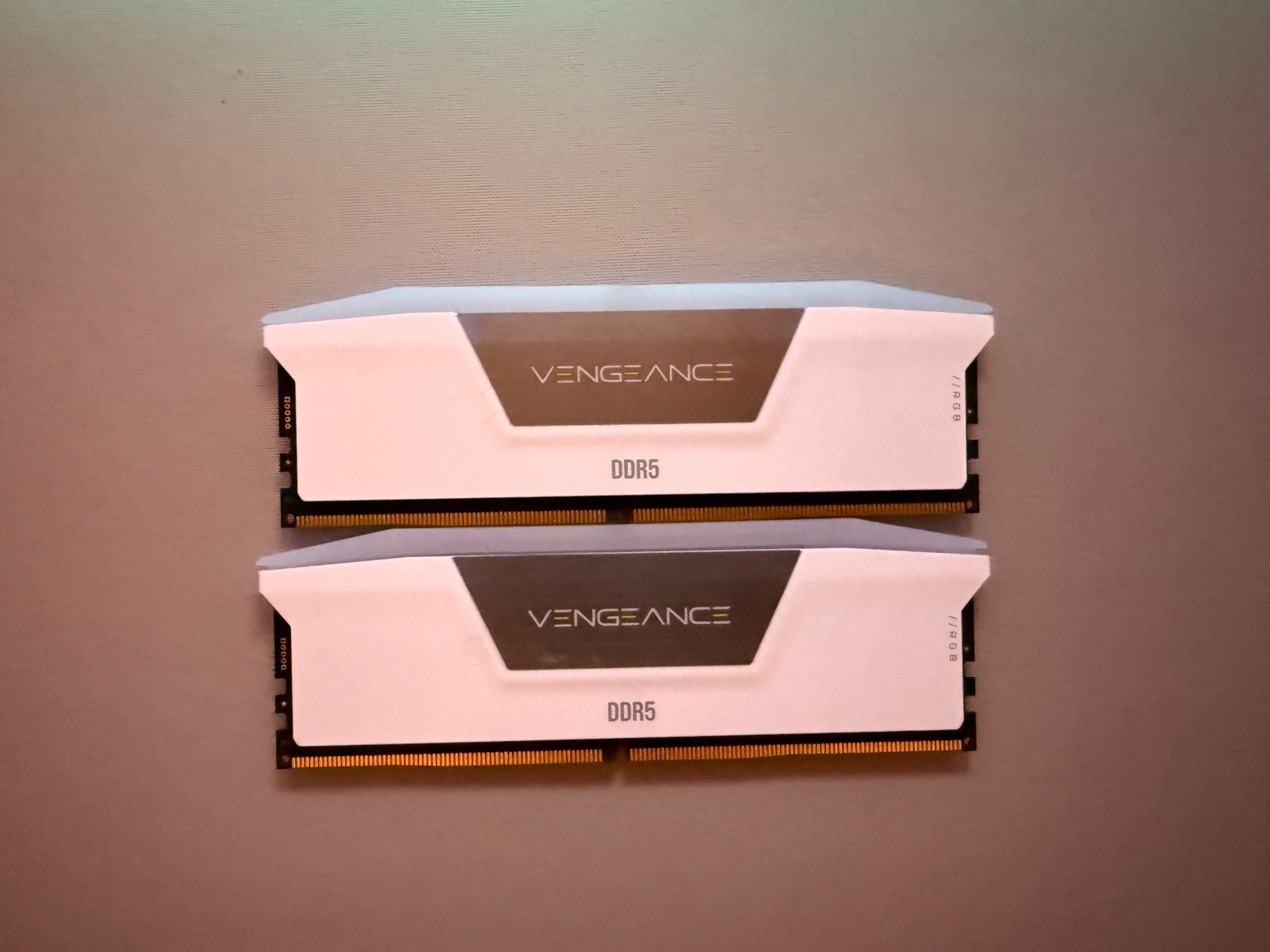 WHITE RGB CORSAIR VENGEANCE DDR5 RAM 32GB (2x16GB) 6000MHz XMP