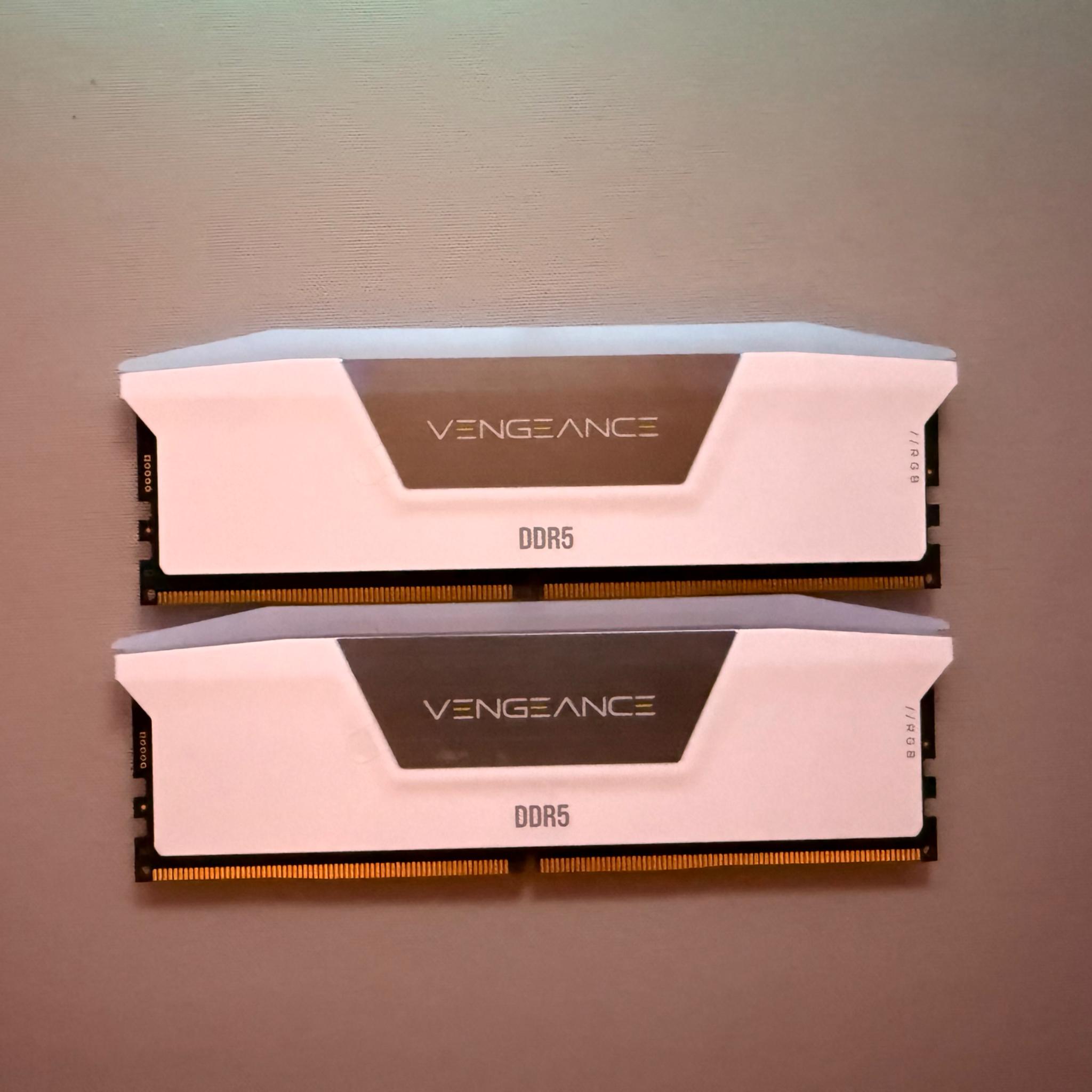 WHITE RGB CORSAIR VENGEANCE DDR5 RAM 32GB (2x16GB) 6000MHz XMP