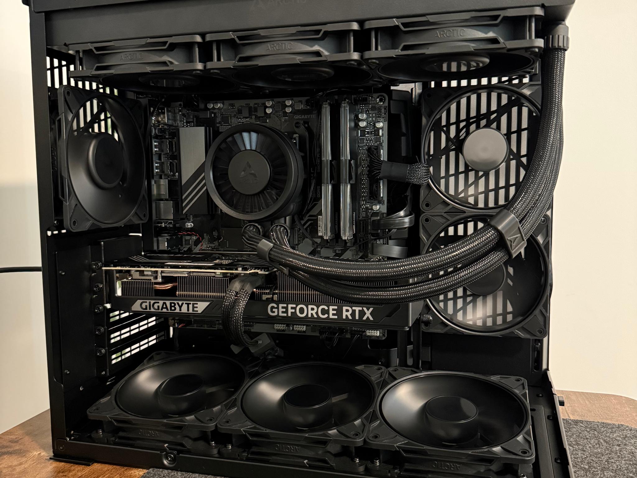 5070 12 GB | 9700x | 32 GB DDR5 | 1 TB M.2 4.0 | 10 x 3000 RPM Artic Fans | CUSTOM BLACK GAMING PC