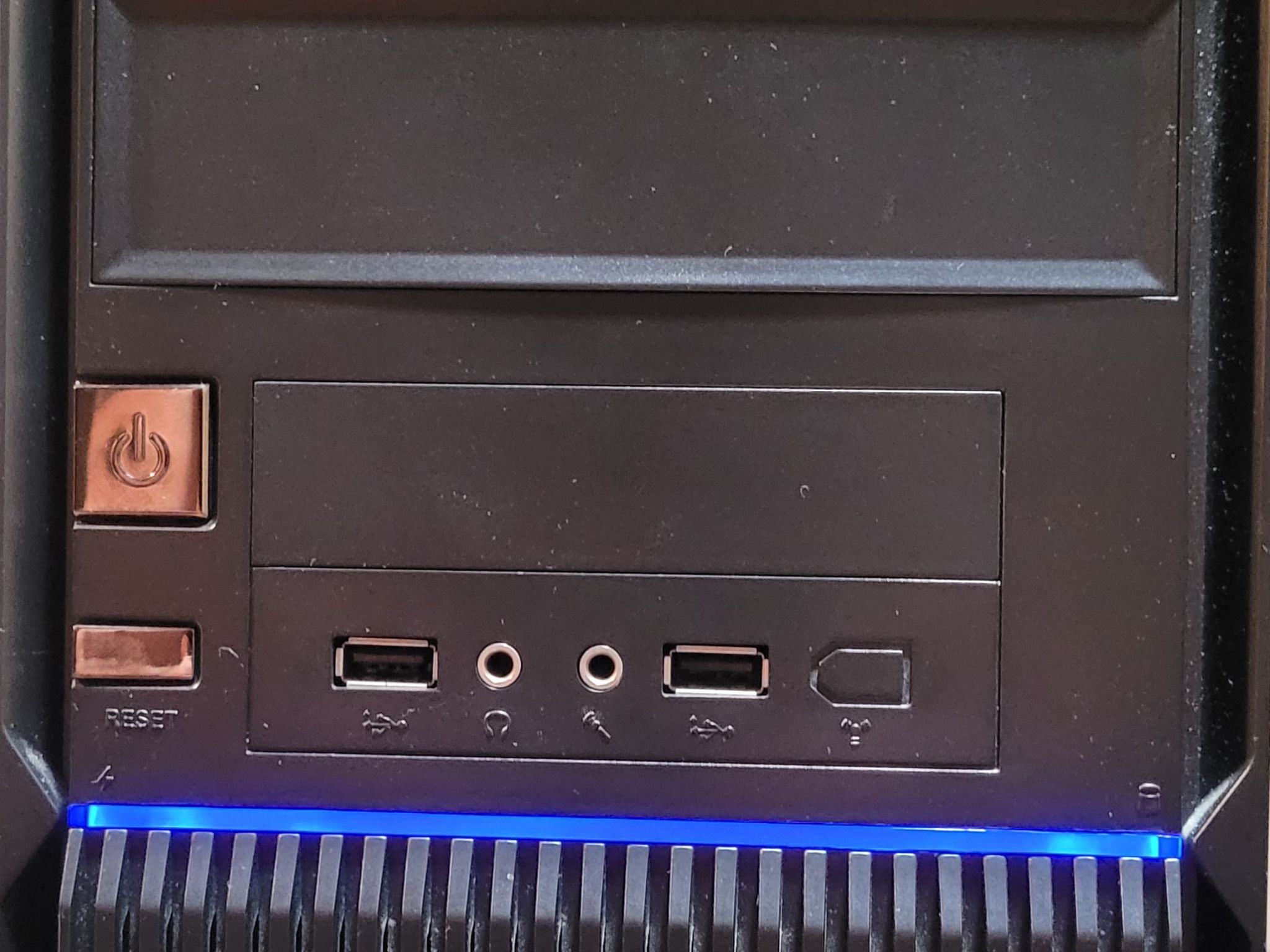 Cooler Master Elite 350 | Pentium E5700 3 GHZ | 4GB RAM | 240 GB SSD | HD 4350 | 2000s Retro Gaming