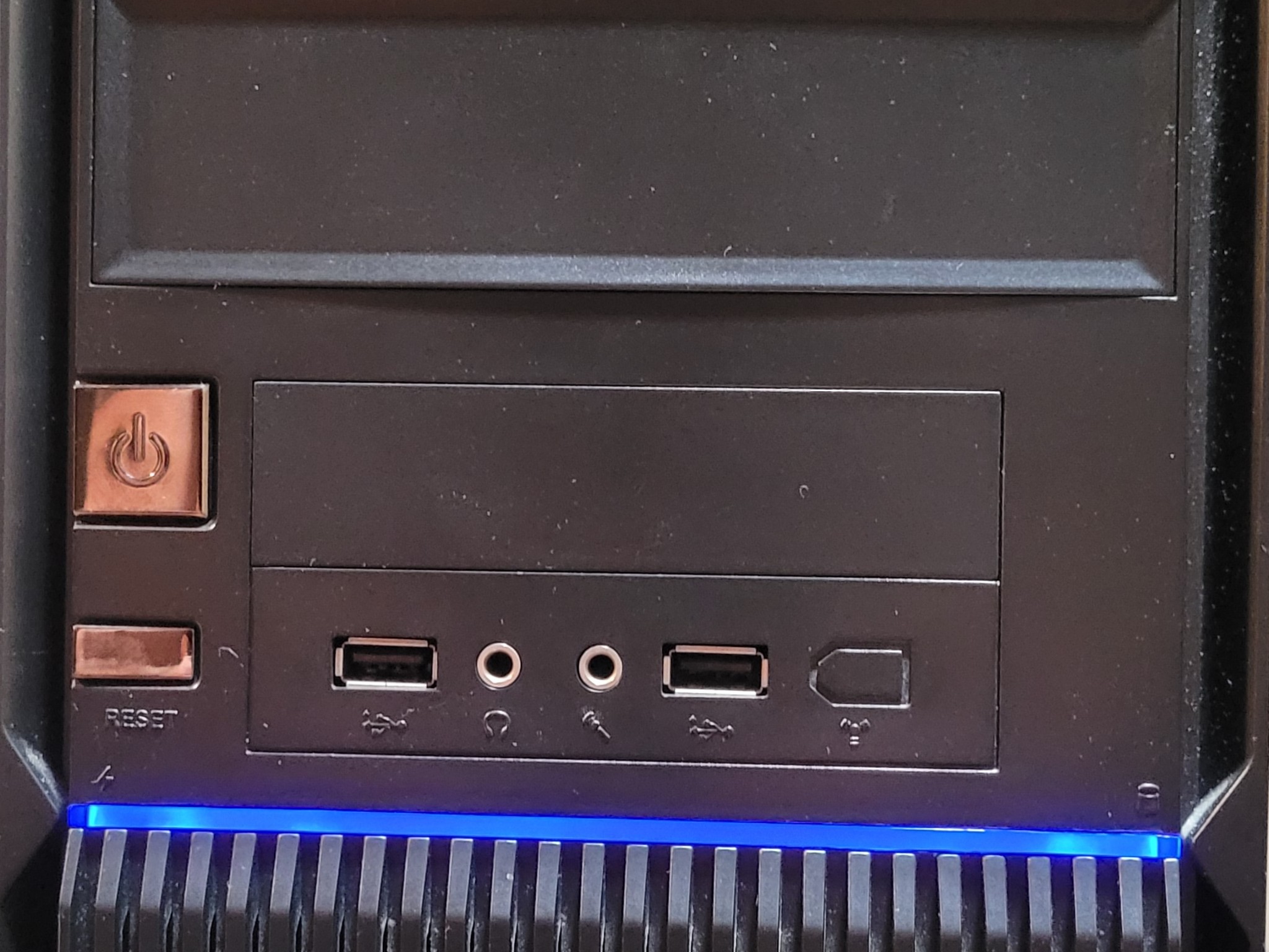 Cooler Master Elite 350 | Pentium E5700 3 GHZ | 4GB RAM | 240 GB SSD | HD 4350 | 2000s Retro Gaming