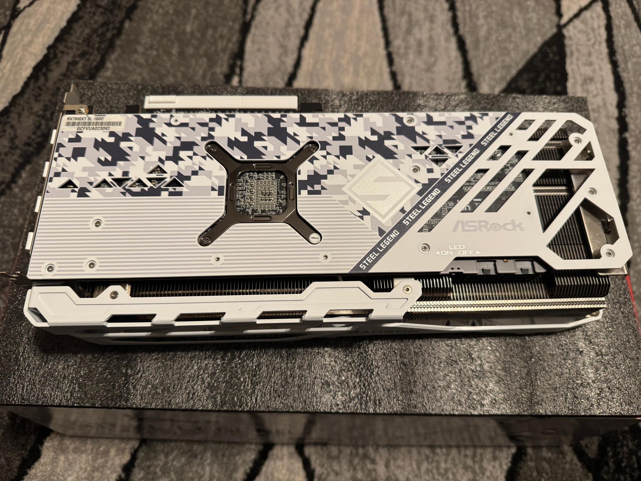 ASRock Radeon RX 7800 XT Steel Legend OC - Image 4