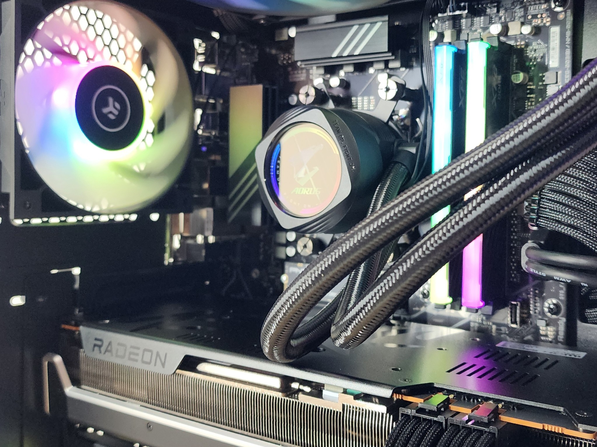 Gaming PC Ryzen 7 9700X 32GB RAM 2TB SSD RX 7900 XT 20GB Windows 11 Computer