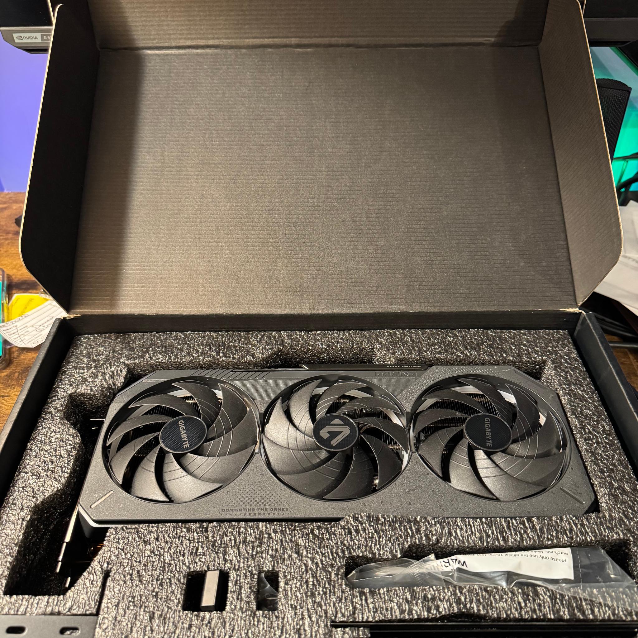GIGABYTE GeForce RTX 5080 GAMING OC 16G