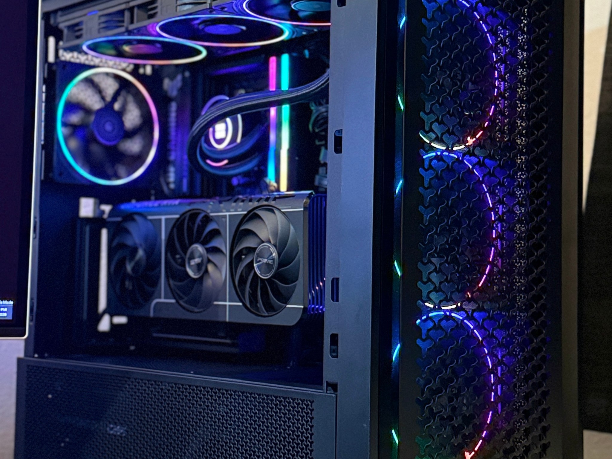 **High End Gaming/Workstation PC (7950X3D/5070Ti/32GB DDR5-6000 C30/2TB SSD**