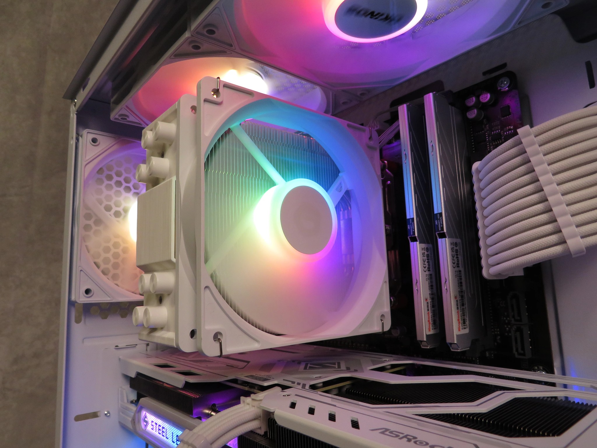 RX 9060 XT in White! Ryzen 5 5600X + ASRock Steel Legend RX 9060XT + 32 GB DDR4 + 1 TB NVME
