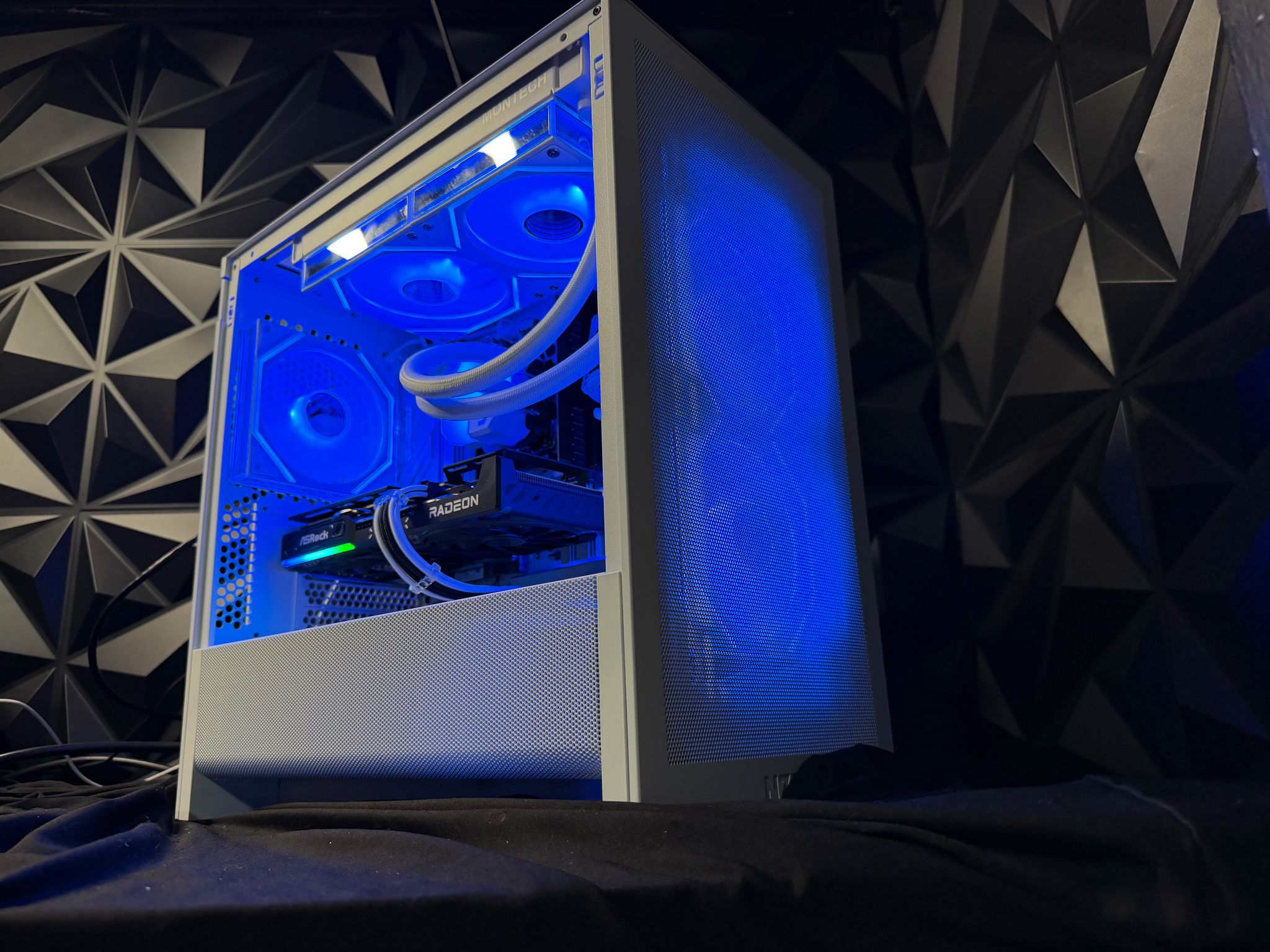❄️✨ ICE PRIZM ✨❄️Ryzen 7 7700X| RX 9060XT 16 GB | 32 GB DDR5| 2.5 TB NVMe| 650W PSU