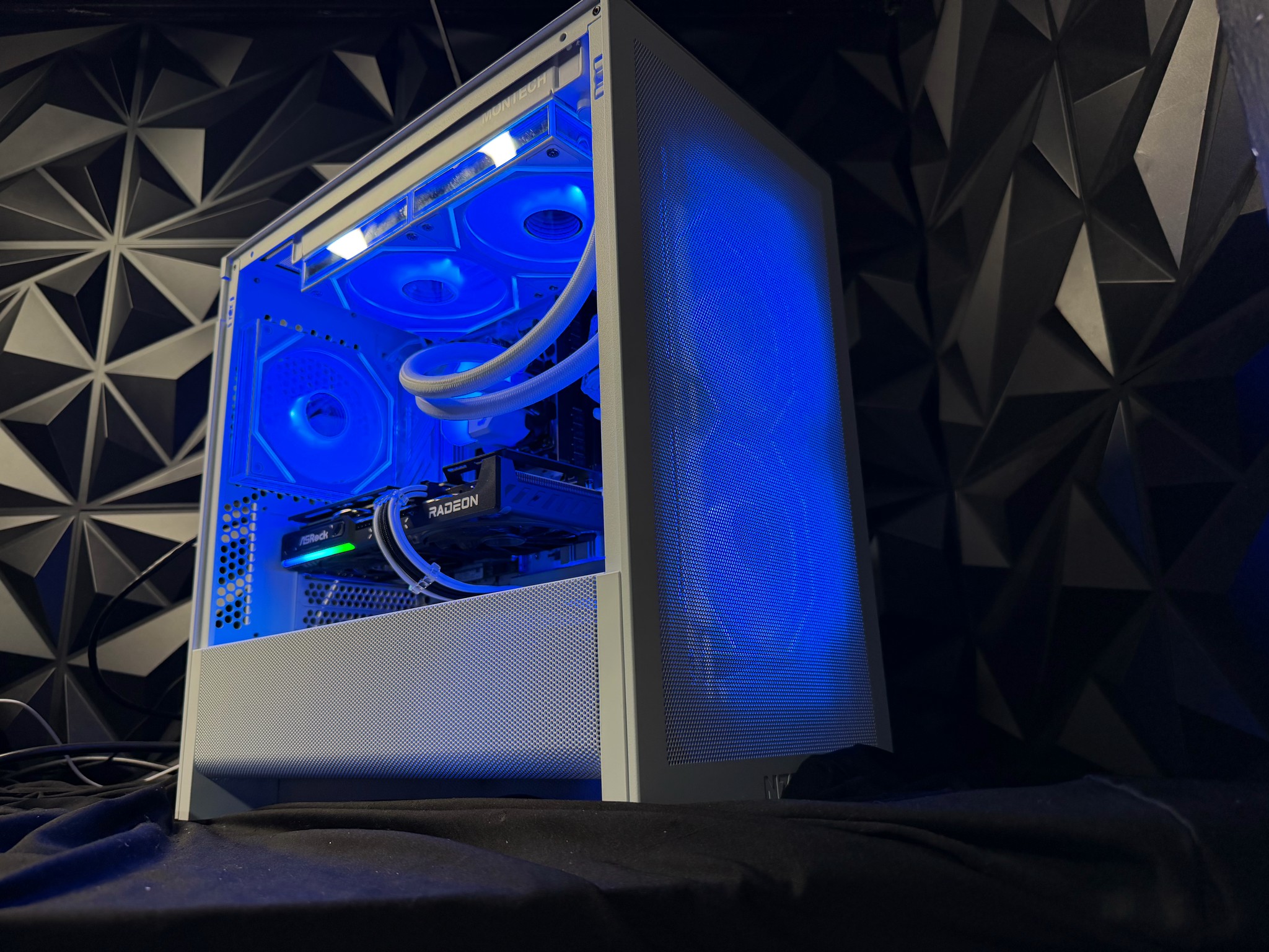 ❄️✨ ICE PRIZM ✨❄️Ryzen 7 7700X| RX 9060XT 16 GB | 32 GB DDR5| 2.5 TB NVMe| 650W PSU