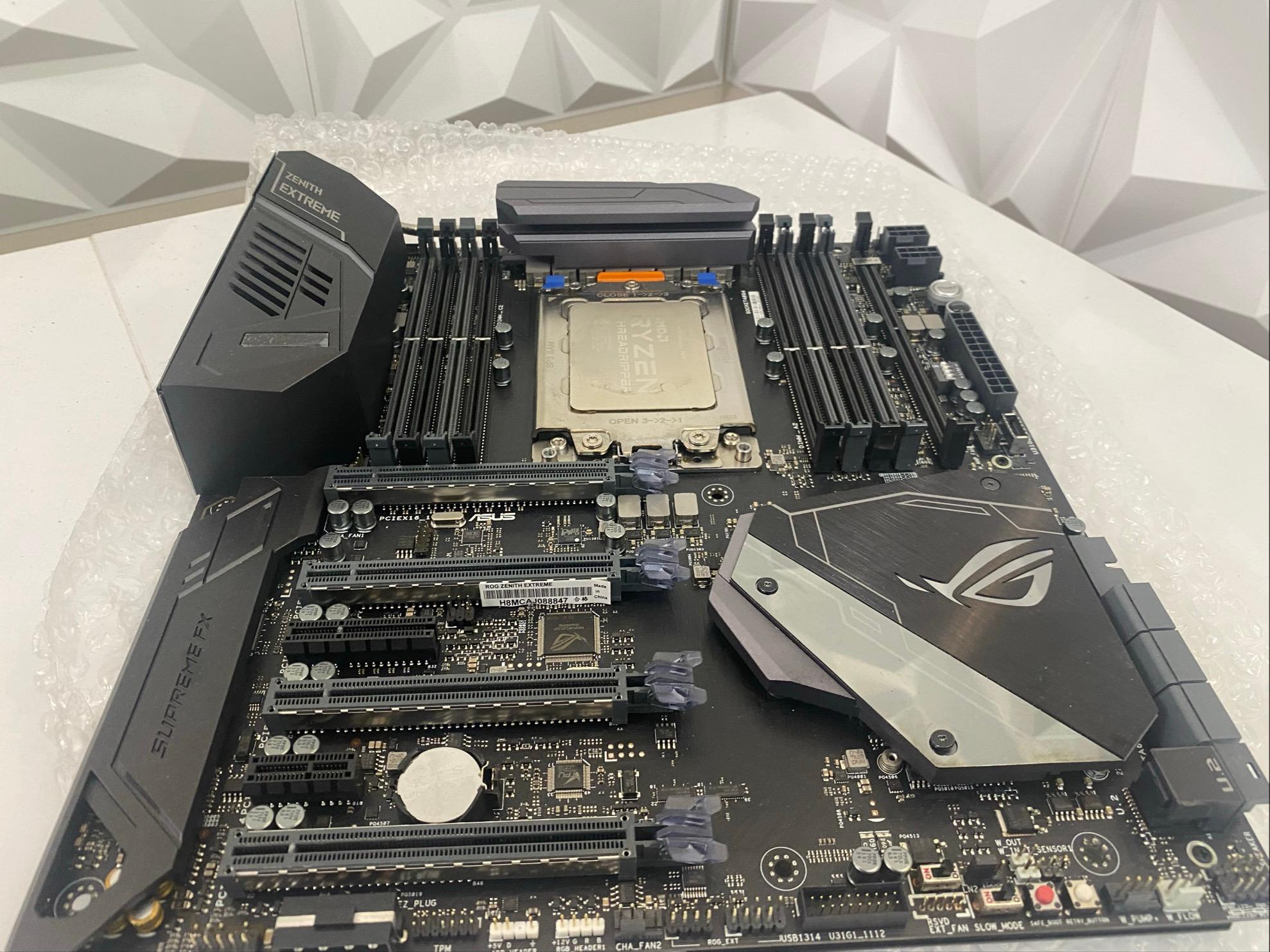 ASUS ROG ZENITH EXTREME X399 Motherboard + Threadripper 1950X (16C/32T) + Corsair 240mm AIO