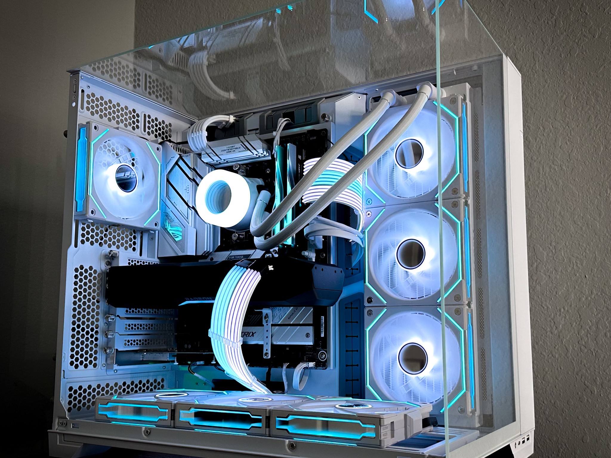 Ryzen 7 7700X|Radeon 7900 XTX 24 Gb in O11 Vision