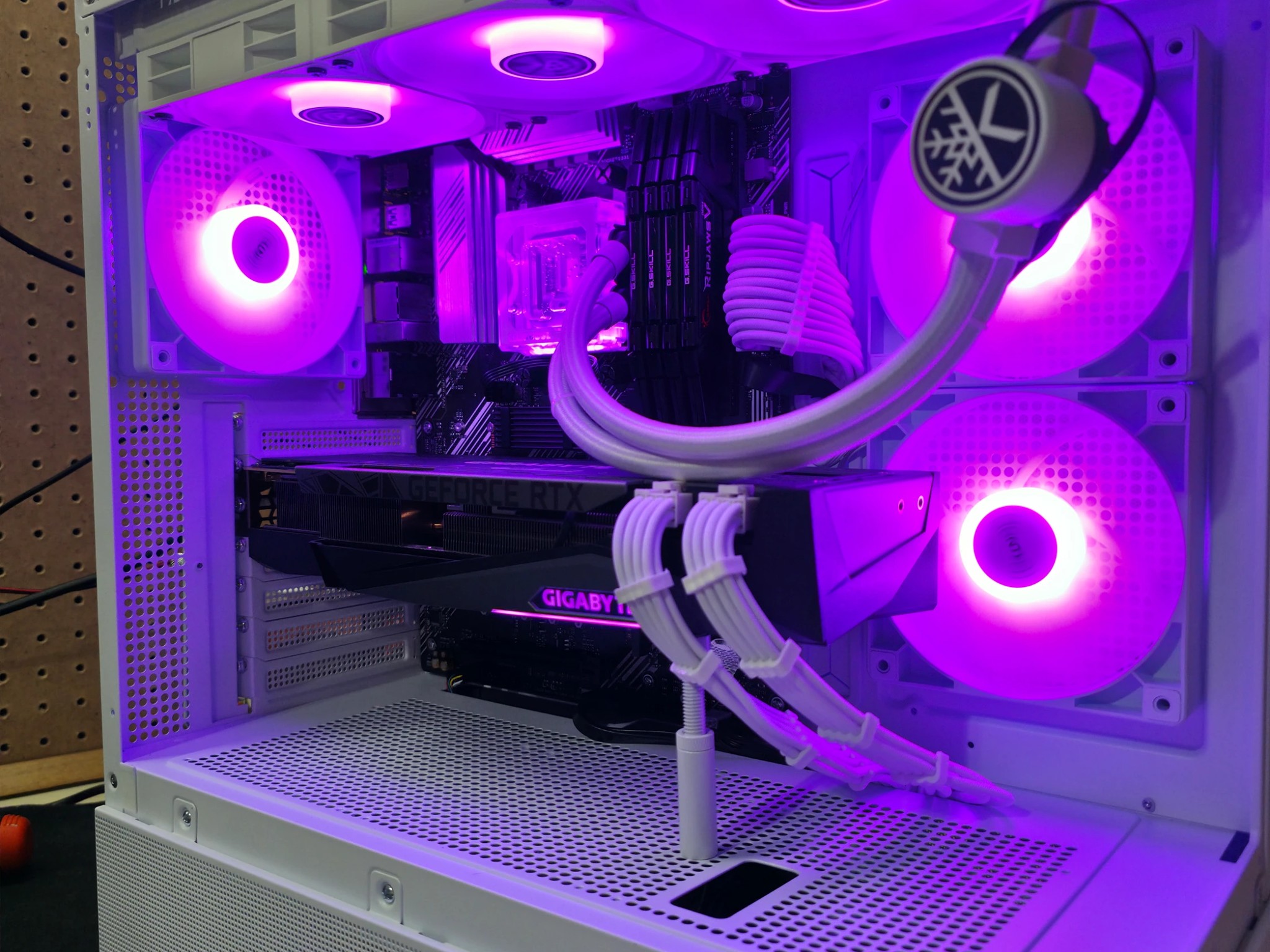 X3D Whiteout | RTX 3080 | 5600x3D | 16GB DDR4 | 1TB NVME