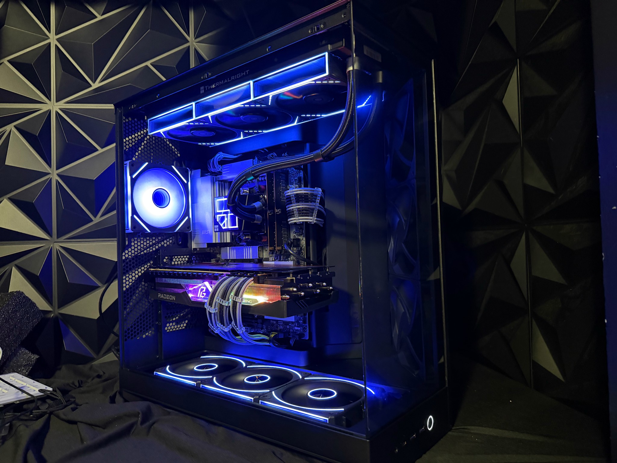 🌌⚡ NEON FLOW ⚡🌌Ryzen 9 9900X| RX 7900 XTX 24 GB | 64 GB DDR5| 4 TB NVMe| 1000W PSU