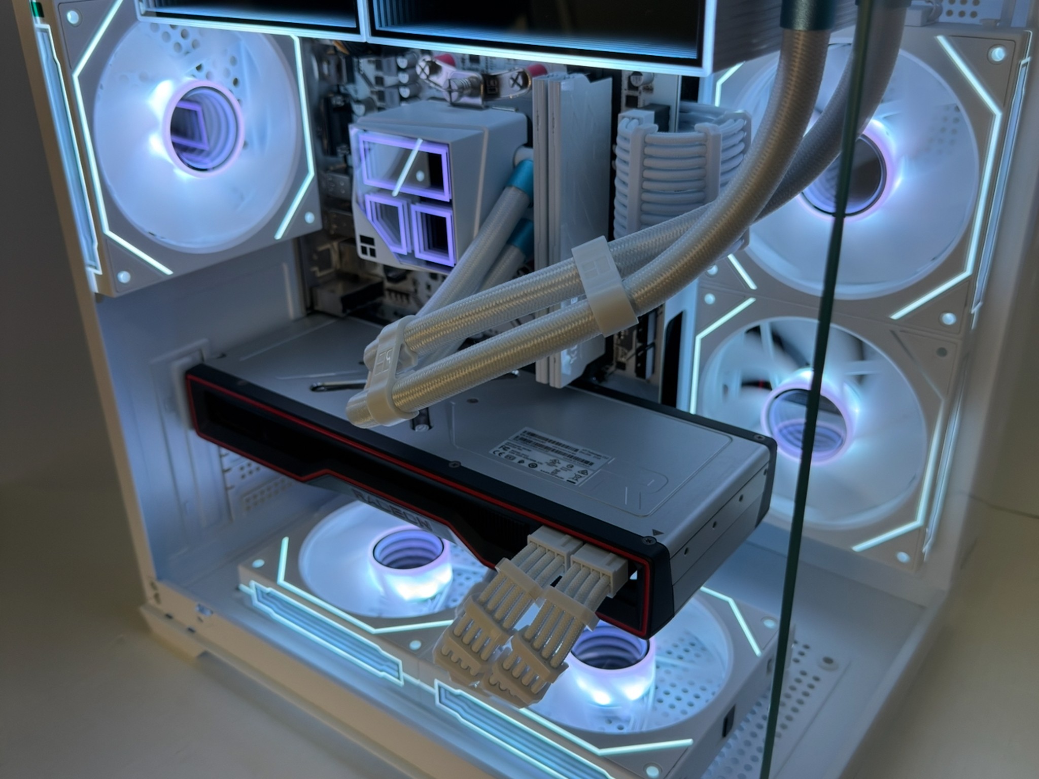 ⚪️WHITEOUT FURY⚪️ 1440p | RX 6800 16GB | RYZEN 5 5600X | 1TB M.2
