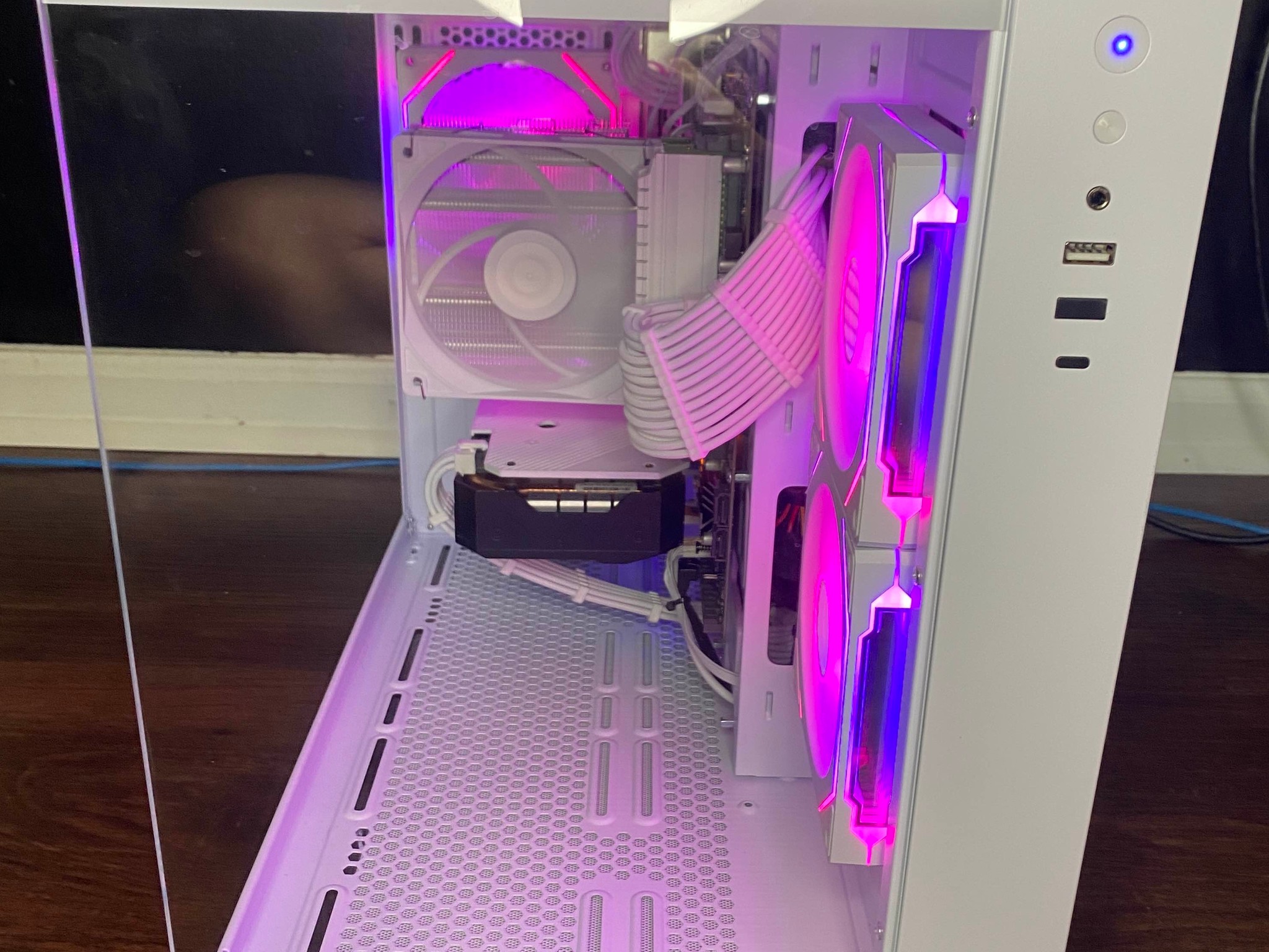 White Gaming PC (GTX 1660 S 6GB + AMD Ryzen 5 3600X + 16GB DDR4 + SSD)