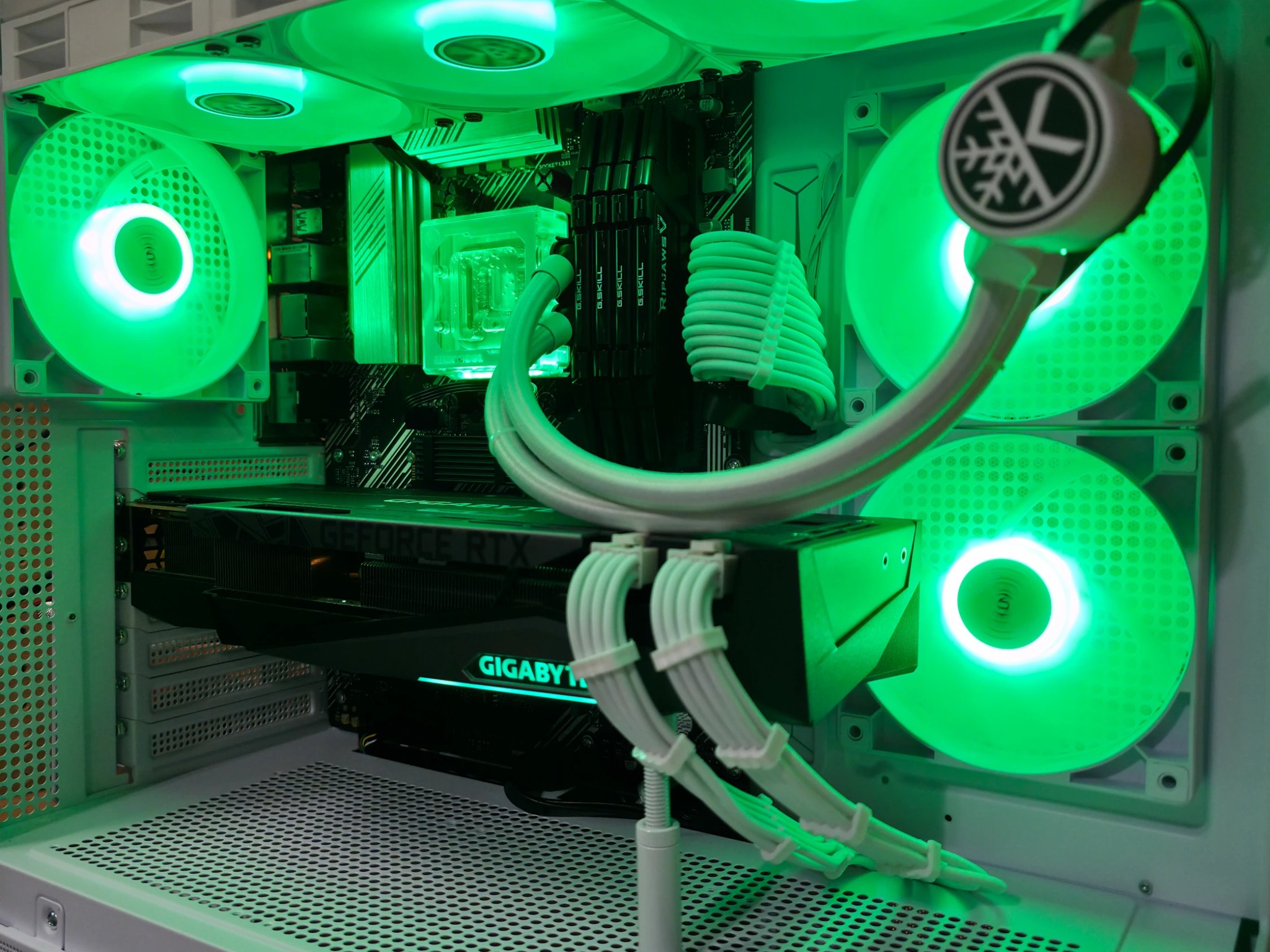 X3D Whiteout | RTX 3080 | 5600x3D | 16GB DDR4 | 1TB NVME
