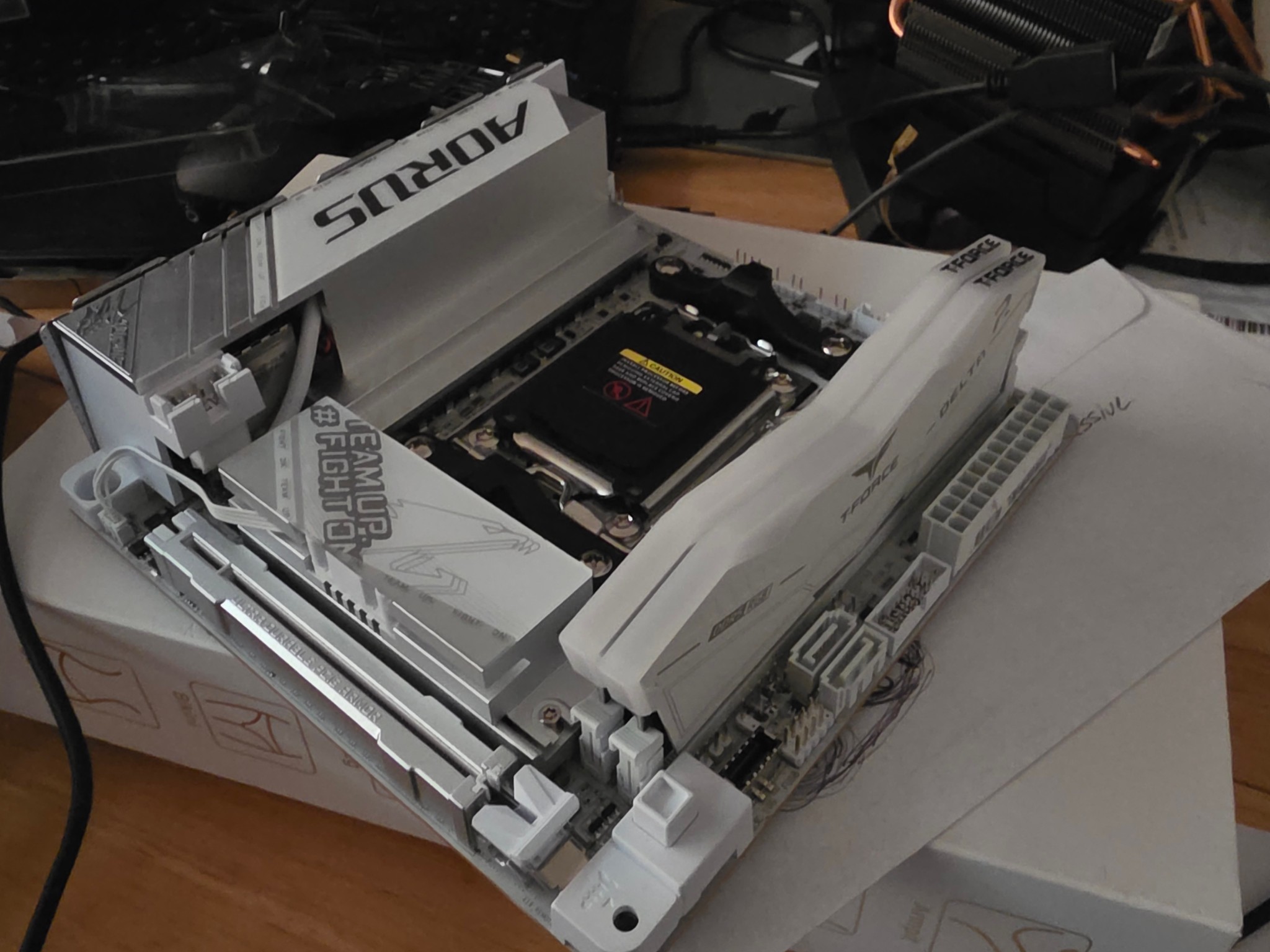 Gigabyte X870i Aorus Pro ICE + 7900X + 16Gb team elite RBG White