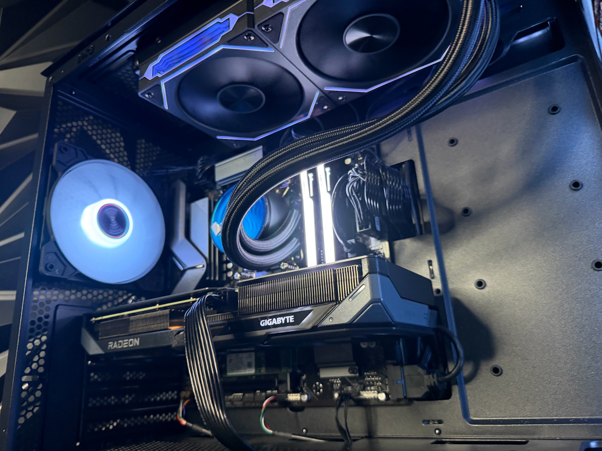 ⛈️🖤 DARK & STORMY 🖤⛈️ Ryzen 5 7600X| RX 9060XT| 16 GB RGB DDR5| 1.25 TB NVMe| 650W PSU