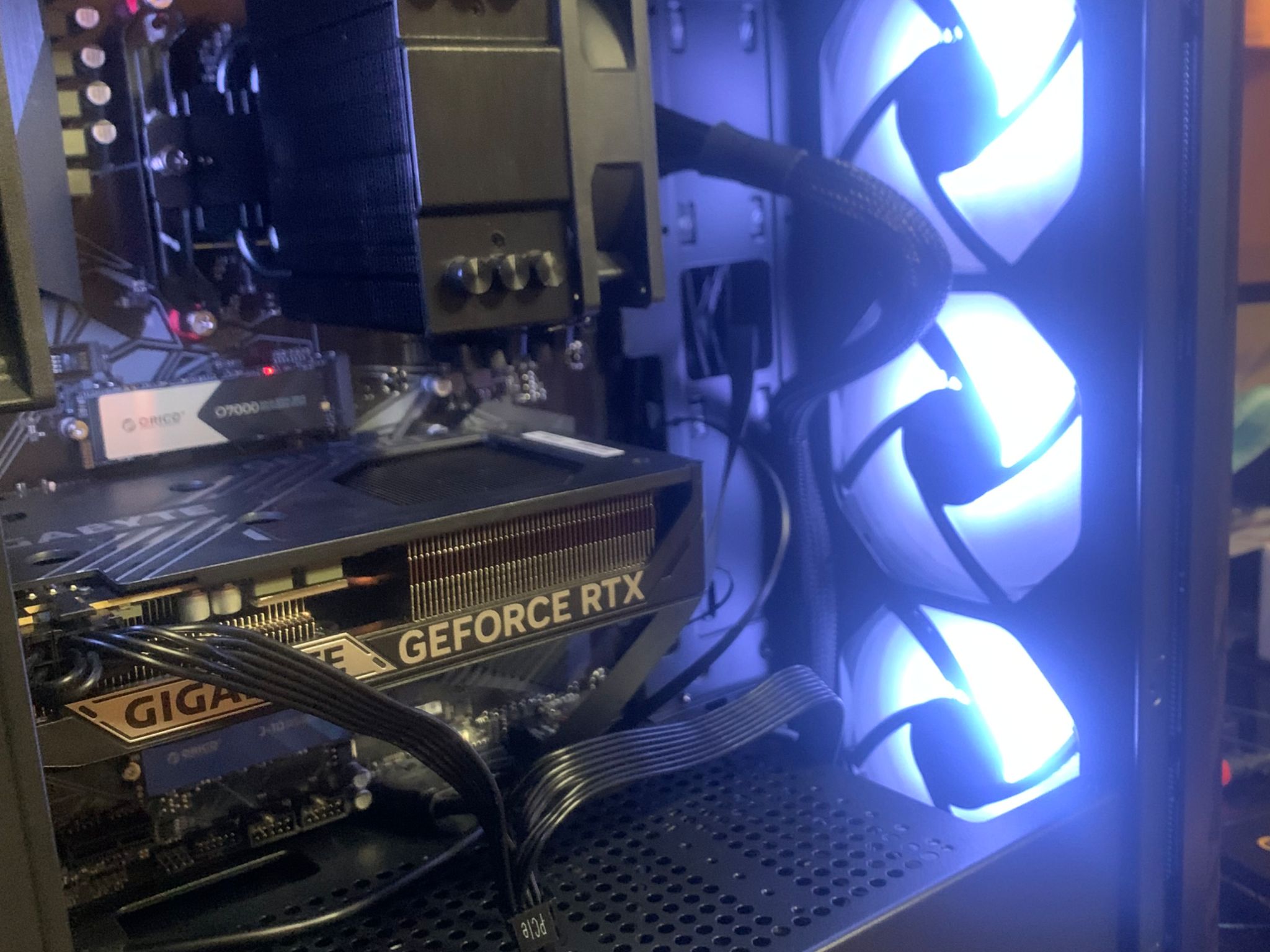 Wood Grain case + RTX 5060 Ryzen 7 5700x