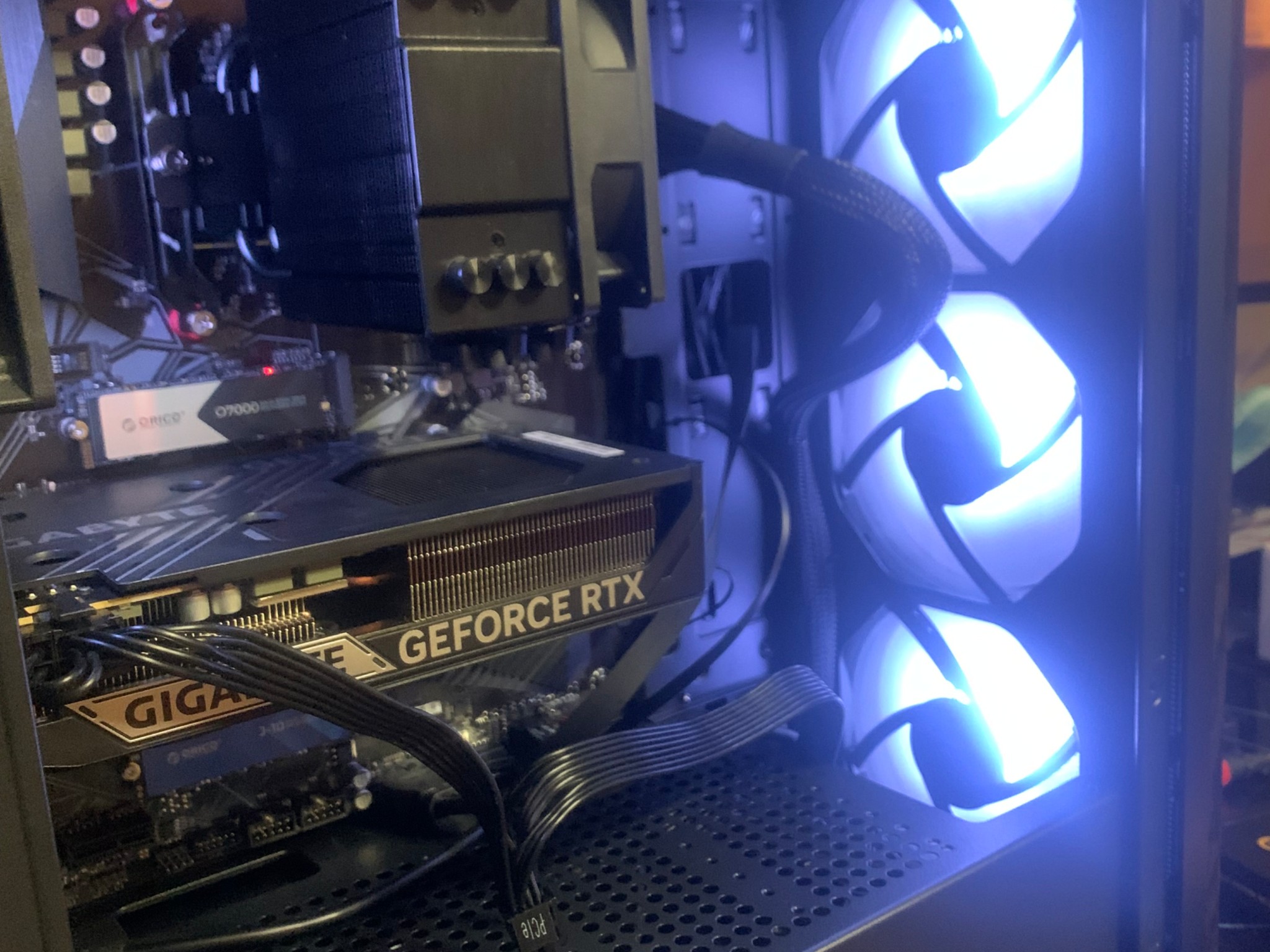 Wood Grain case + RTX 5060 Ryzen 7 5700x