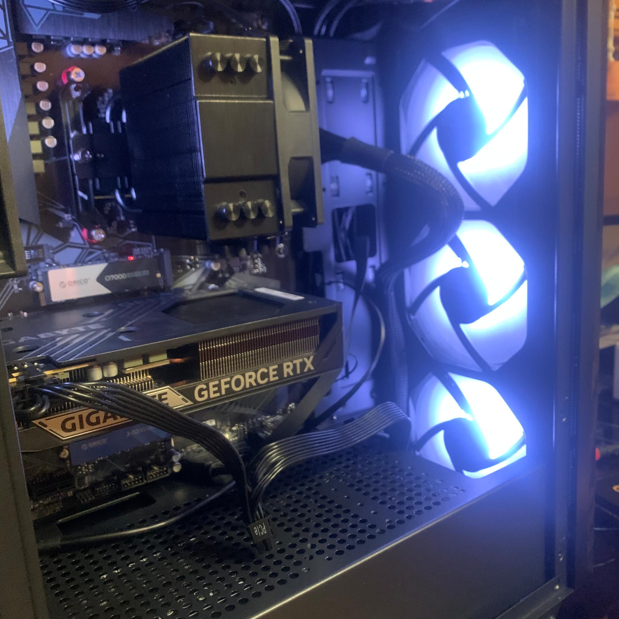 Wood Grain case + RTX 5060 Ryzen 7 5700x