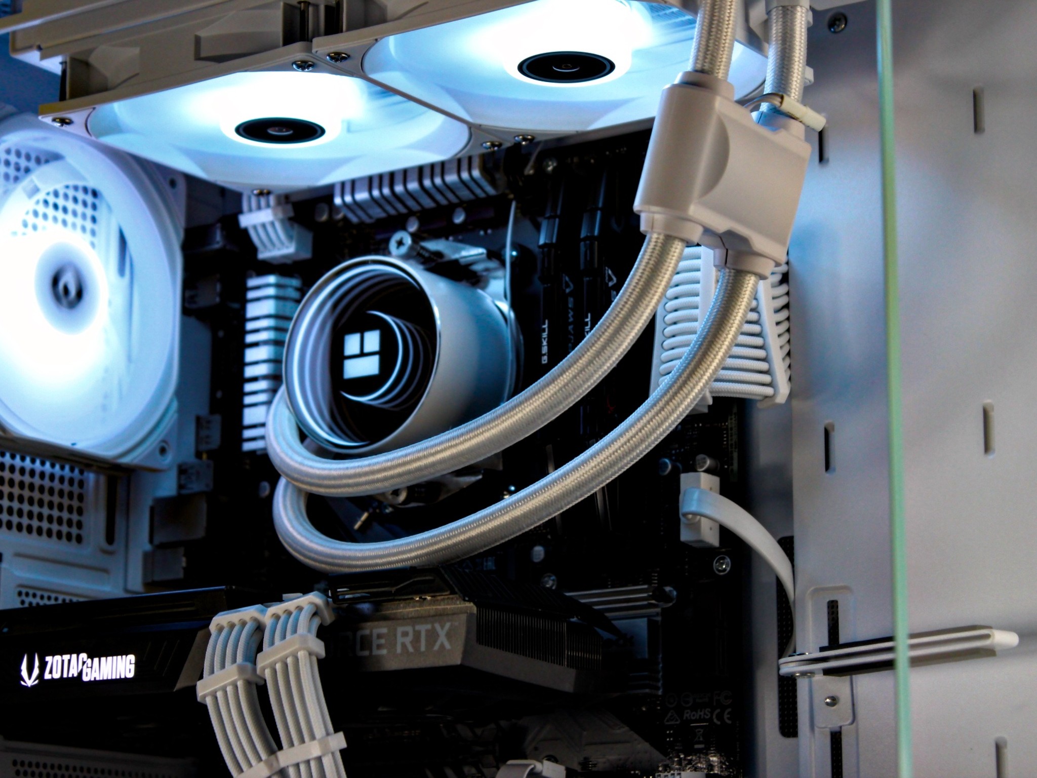 White Gaming PC – RTX 3070, Ryzen 7 3700X, 32GB, 1TB SSD - RGB, WiFi, BlueTooth