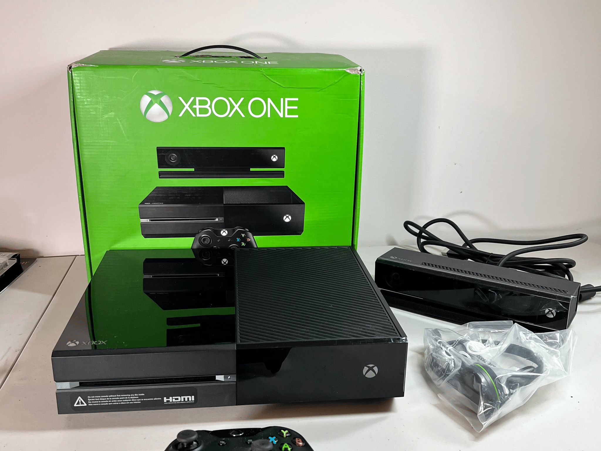 Microsoft Xbox One with Kinect 500GB Console Model 1540
