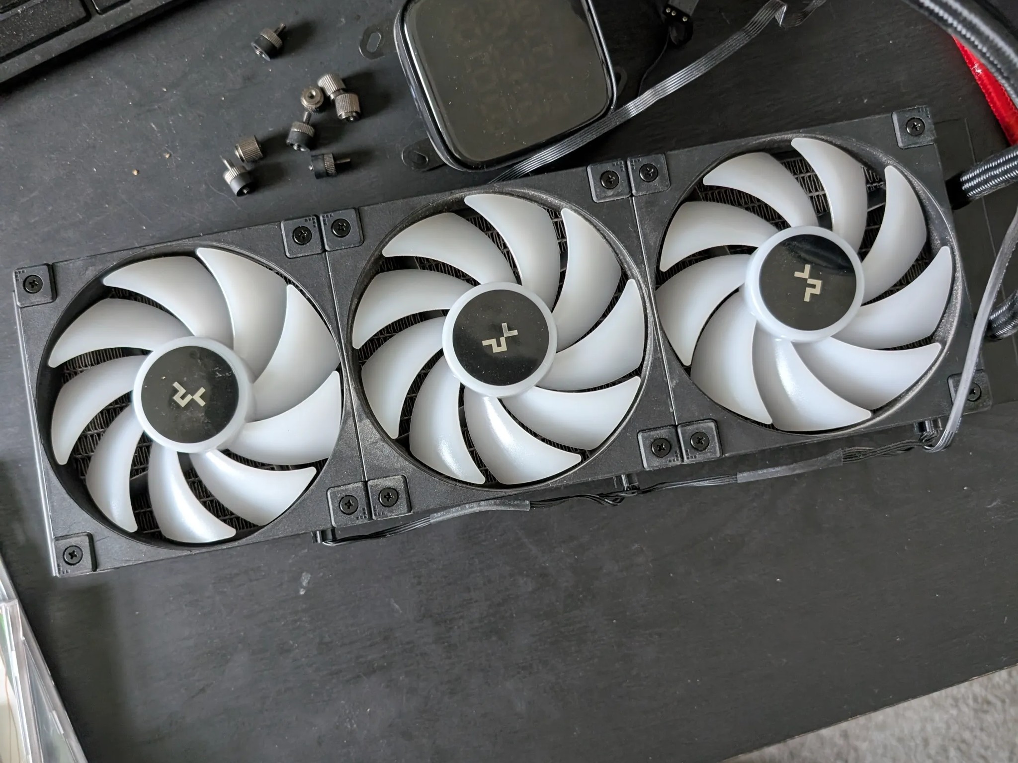 MSI B650 Tomahawk Wifi, Ryzen 7600x, 32gb DDR5 ram, dual 512gb GEN 3 SSDs and 360mm DEEPCOOL LD360